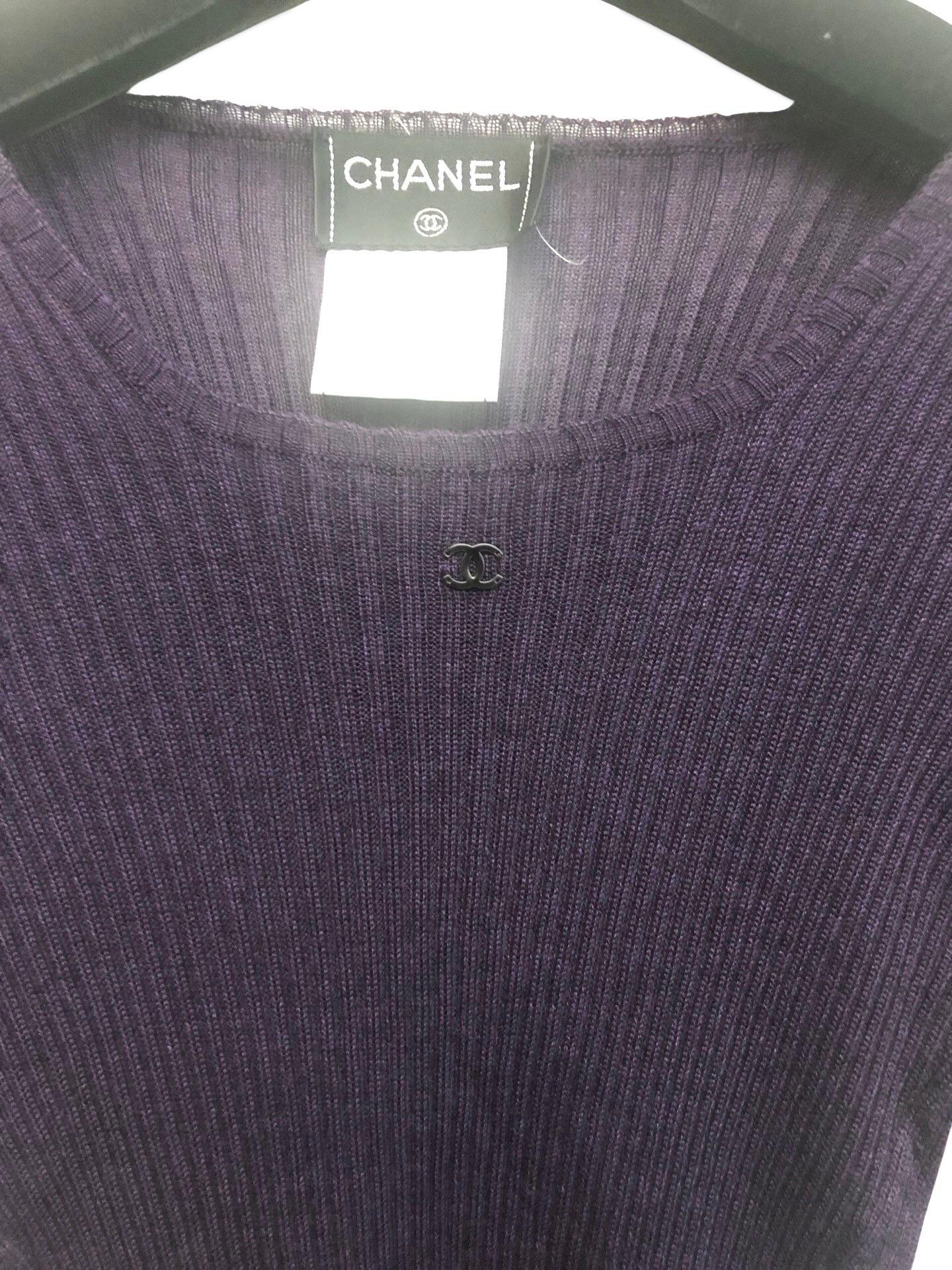 - Chanel dark purple cashmere and silk short sleeves top from A/W 1998.  

- CC hardware logo. 

- Size 40. 