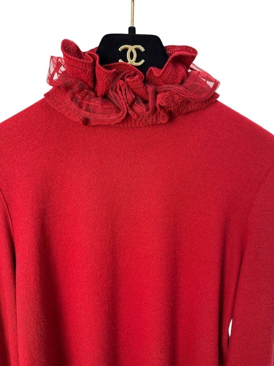 Élégant pull à col roulé en cachemire rouge foncé de Chanel, estimé pour des tailles S-M. Veuillez noter que la marque et l'étiquette de taille ont été coupées, veuillez donc vérifier les mesures pour vous assurer d'un ajustement parfait. Les