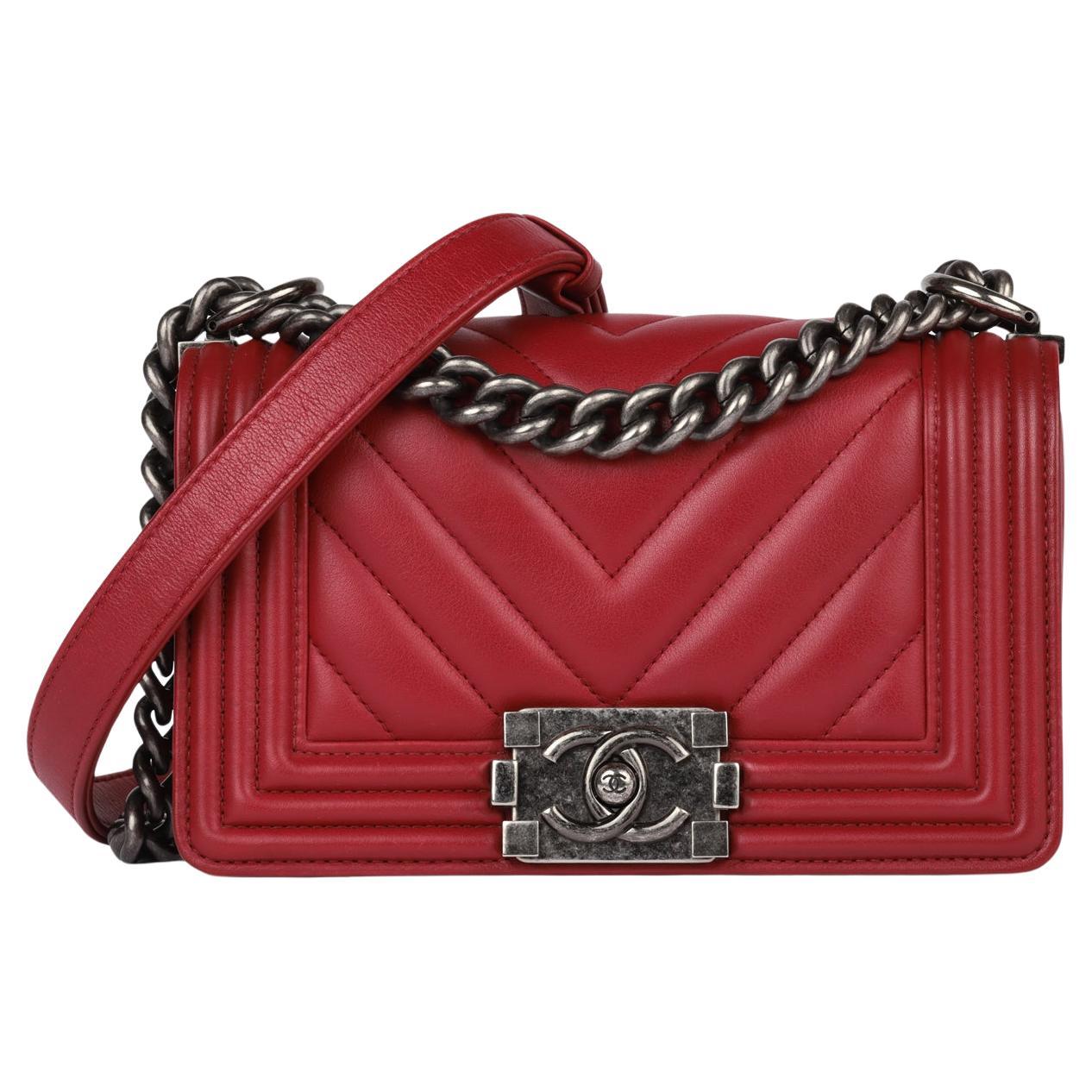 Chanel Petit Le Boy en cuir d
agneau matelassé à chevrons rouge foncé