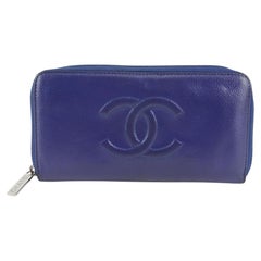 Portefeuille à fermeture éclair en cuir caviar bleu royal foncé avec logo CC Chanel 1028c8