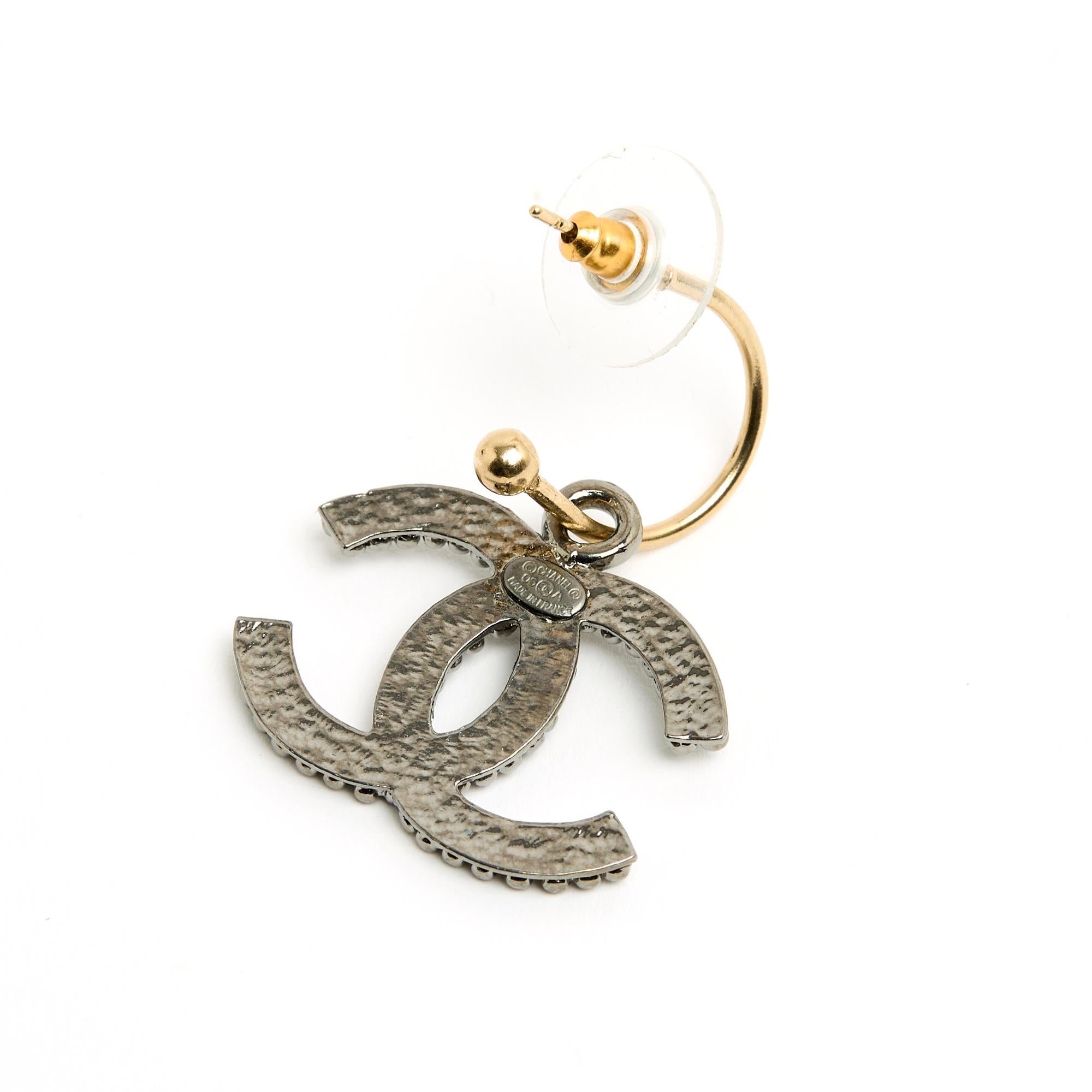 Chanel Dark Silver Maxi CC on golden Hoop Earrings Studs In Excellent Condition For Sale In PARIS, FR