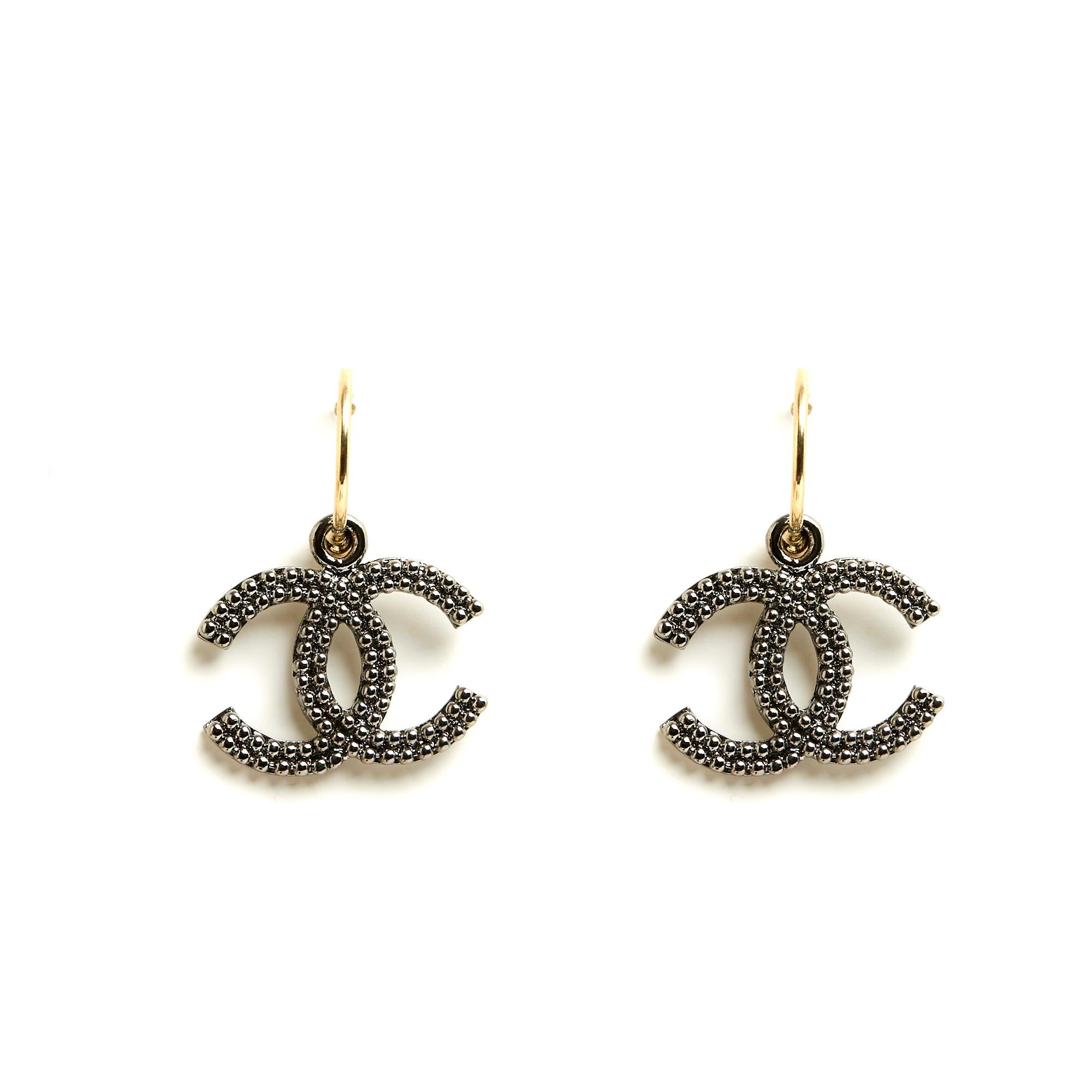 Women's or Men's Chanel Dark Silver Maxi CC on golden Hoop Earrings Studs For Sale