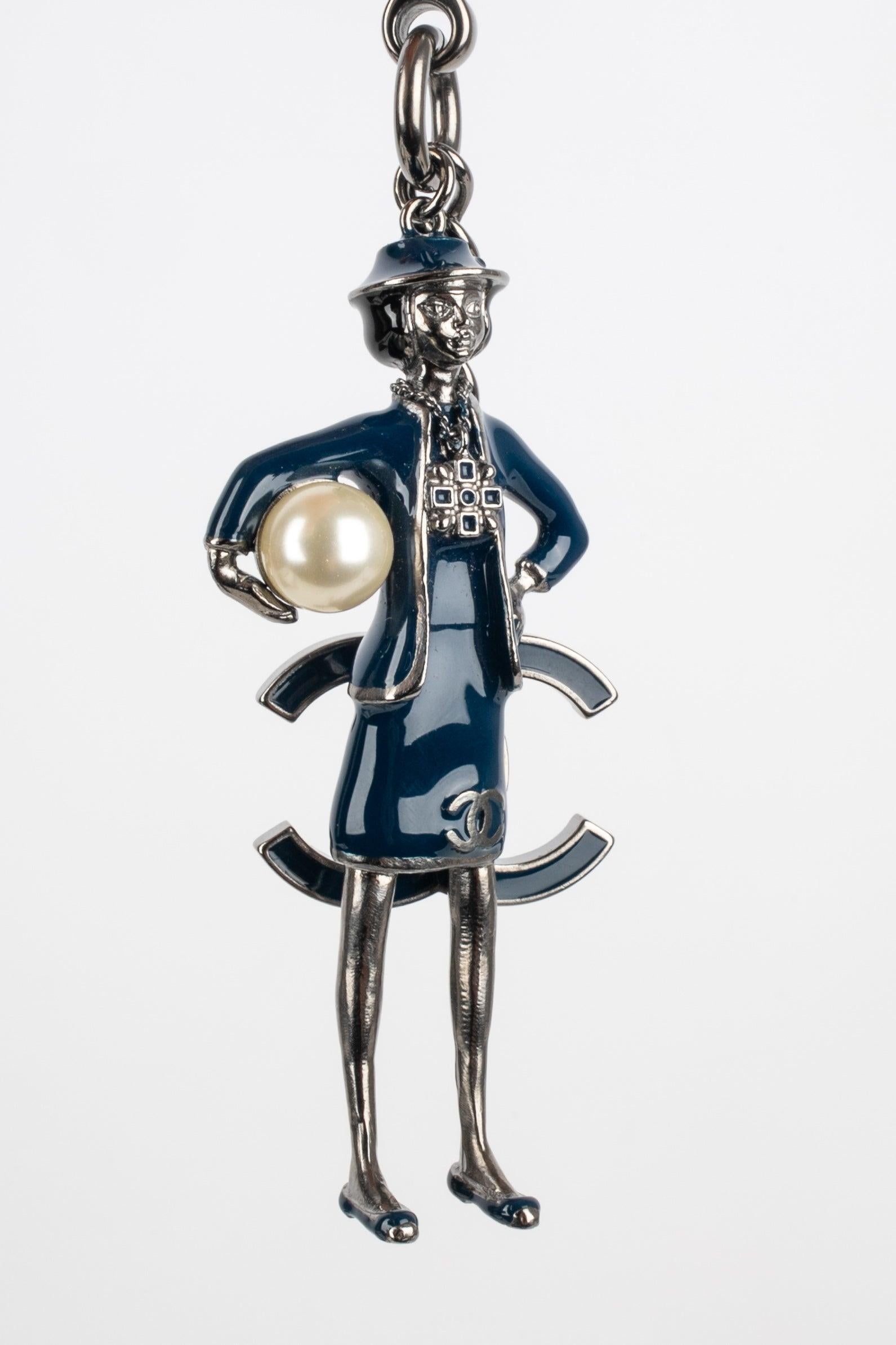 Chanel - (Made in Italy) Dark-silvery metal bag jewelry / keyring enameled with blue bearing the effigy of Coco Chanel. 2012 Collection.

Additional information:
Condition: Very good condition
Dimensions: Height: 13 cm
Period: 21st Century

Seller