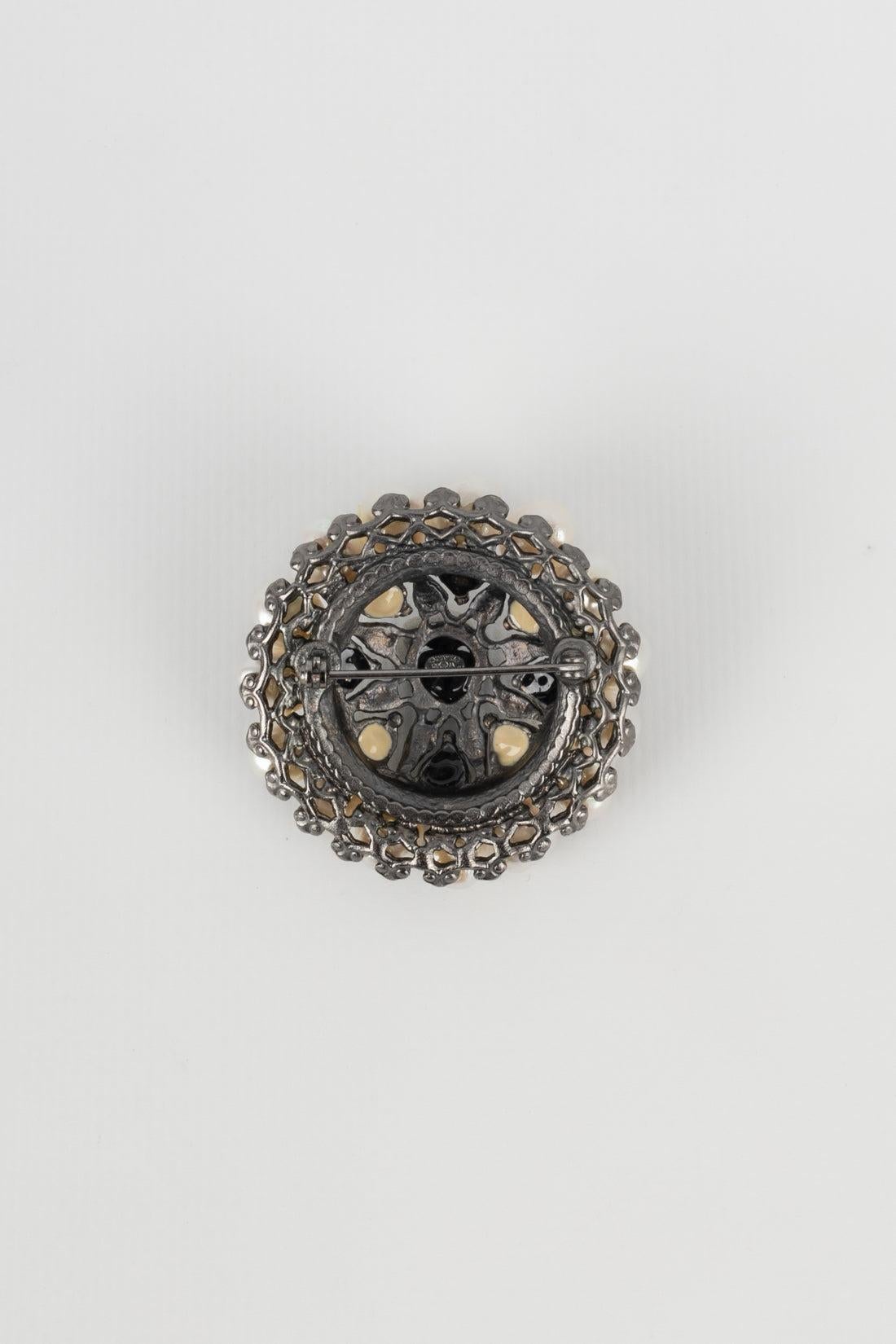 Chanel - (Made in France)Dark silvery metal brooch with resin and costume pearls. Fall-Winter 2009 Collection.

Additional information:
Condition: Very good condition
Dimensions: Height: 5 cm
Period: 21st Century

Seller Reference: BRB128
