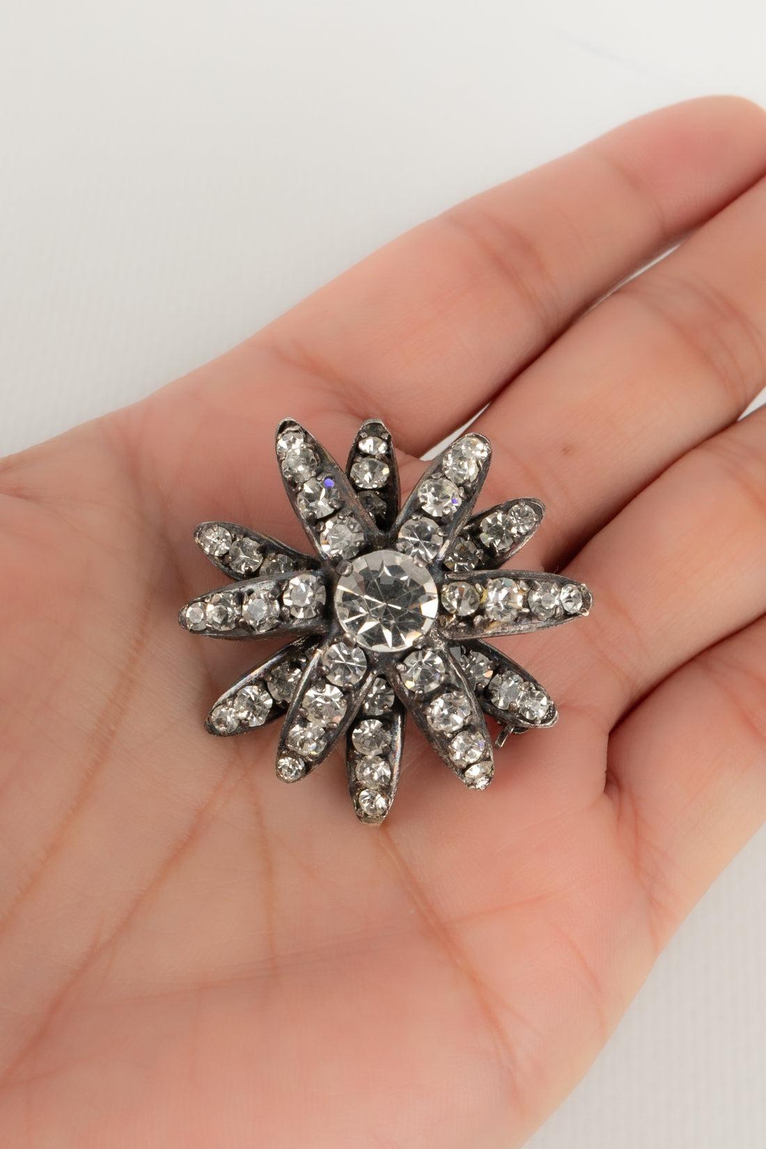 Chanel - (Made in France) Dark silvery metal brooch ornamented with Swarovski rhinestones.

Additional information:
Condition: Very good condition
Dimensions: Height: 3.5 cm

Seller Reference: BRB160