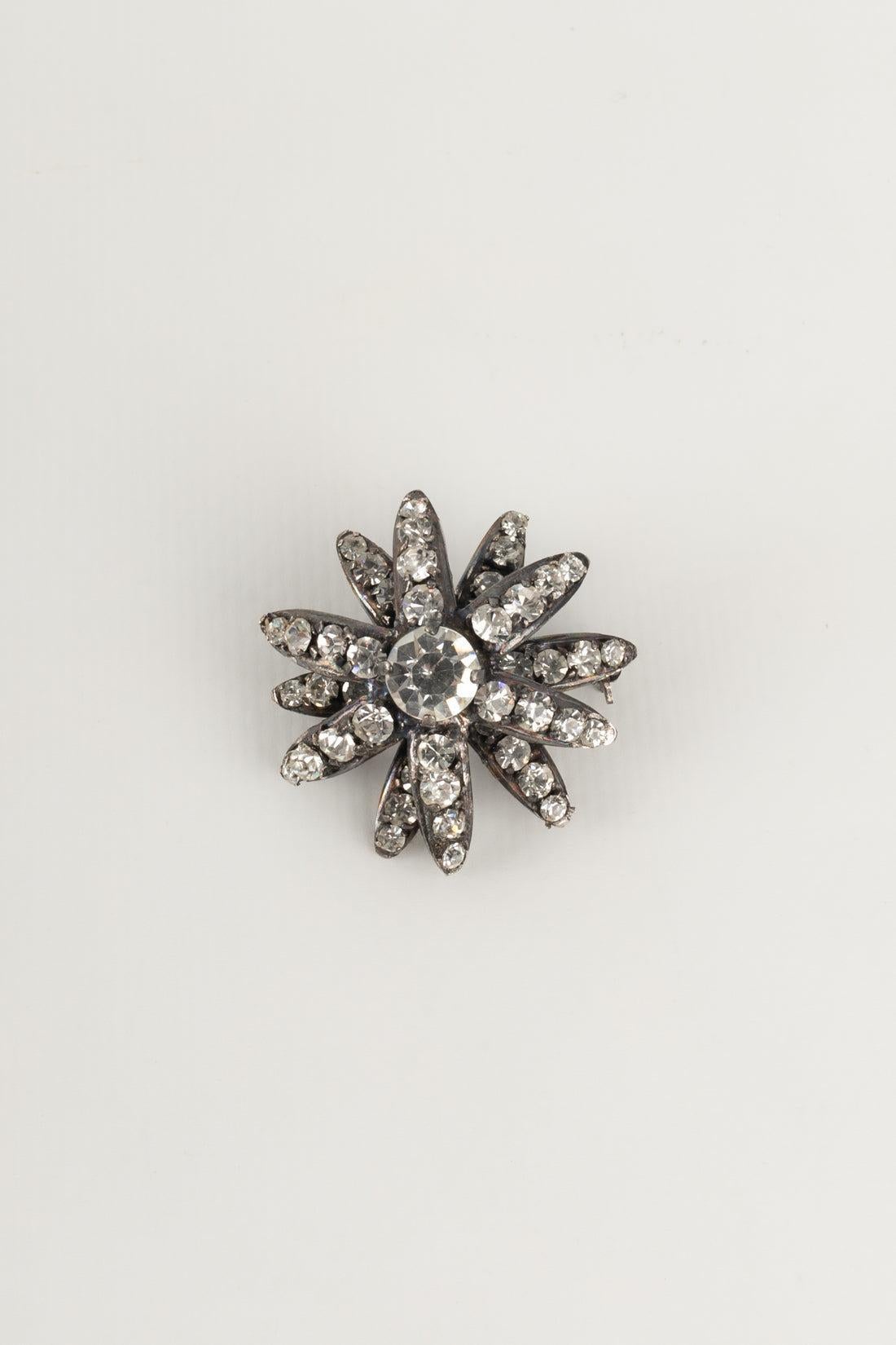 Chanel Dark Silvery Metal Brooch Ornamented with Swarovski Rhinestones In Excellent Condition For Sale In SAINT-OUEN-SUR-SEINE, FR