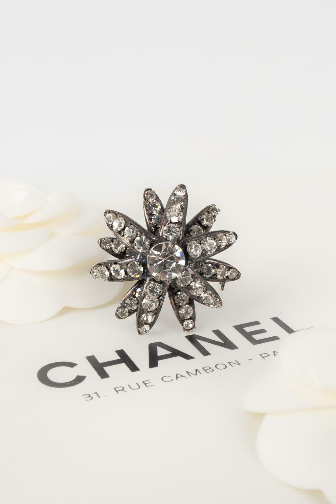 Chanel Dunkelsilberne Metallbrosche aus Metall, verziert mit Swarovski-Strasssteinen im Angebot 3