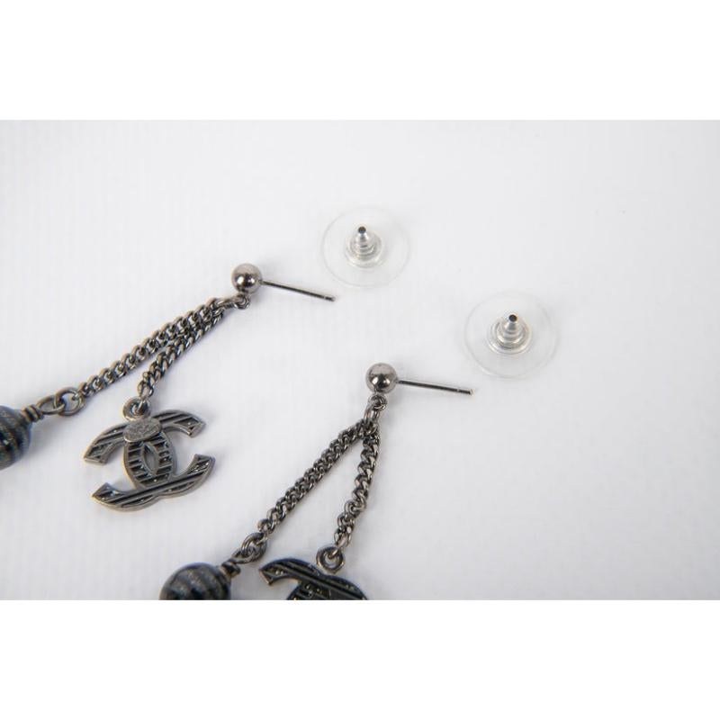 Chanel - (Made in France) Ohrringe aus dunkel-silbernem Metall. Cruise Collection'S 2010.

Zusätzliche Informationen:
Zustand: Sehr guter Zustand
Abmessungen: Länge: 4 cm
Zeitraum: 21. Jahrhundert

Sellers Referenz: BOB208