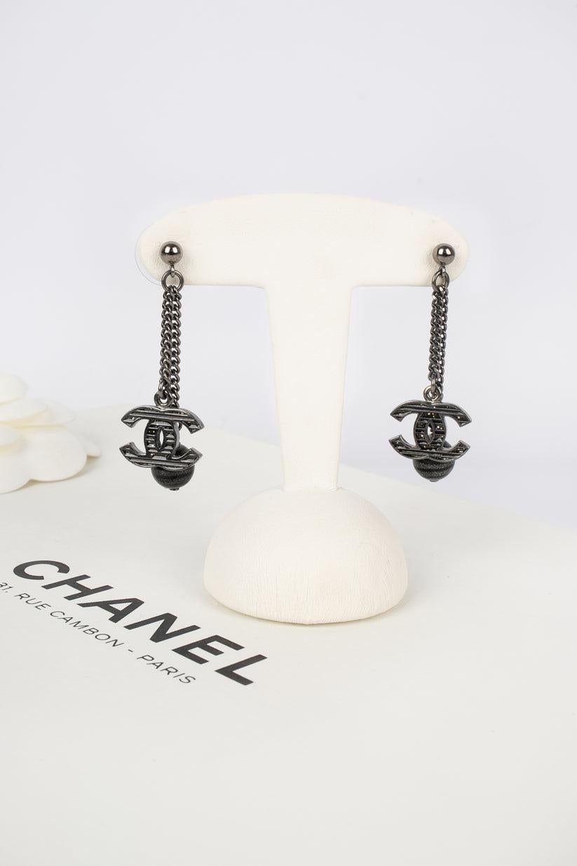 Chanel CC-Ohrringe aus dunklem Silber und Metall, 2010 im Angebot 2
