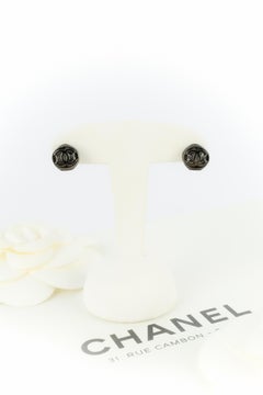 Chanel Pendientes CC de metal plateado oscuro, Colección 2017, Francia