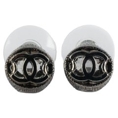 Chanel Pendientes CC de metal plateado oscuro, Colección 2017, Francia