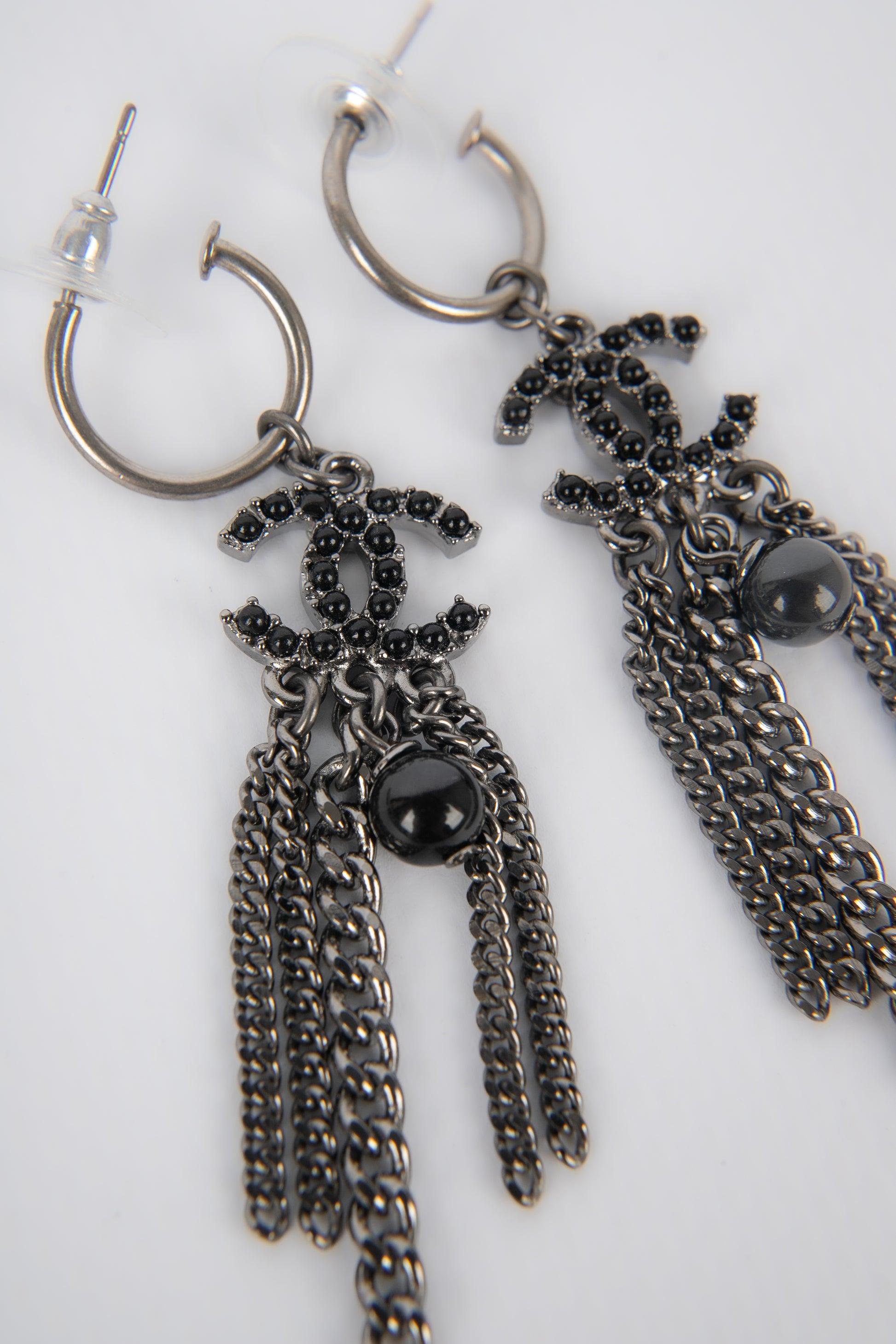 Chanel- (Made in France) Dark-silvery metal earrings. 2010 Spring-Summer Collection.

Additional information:
Condition: Very good condition
Dimensions: Height: 6.5 cm
Period: 21st Century

Seller Reference: BOB201
