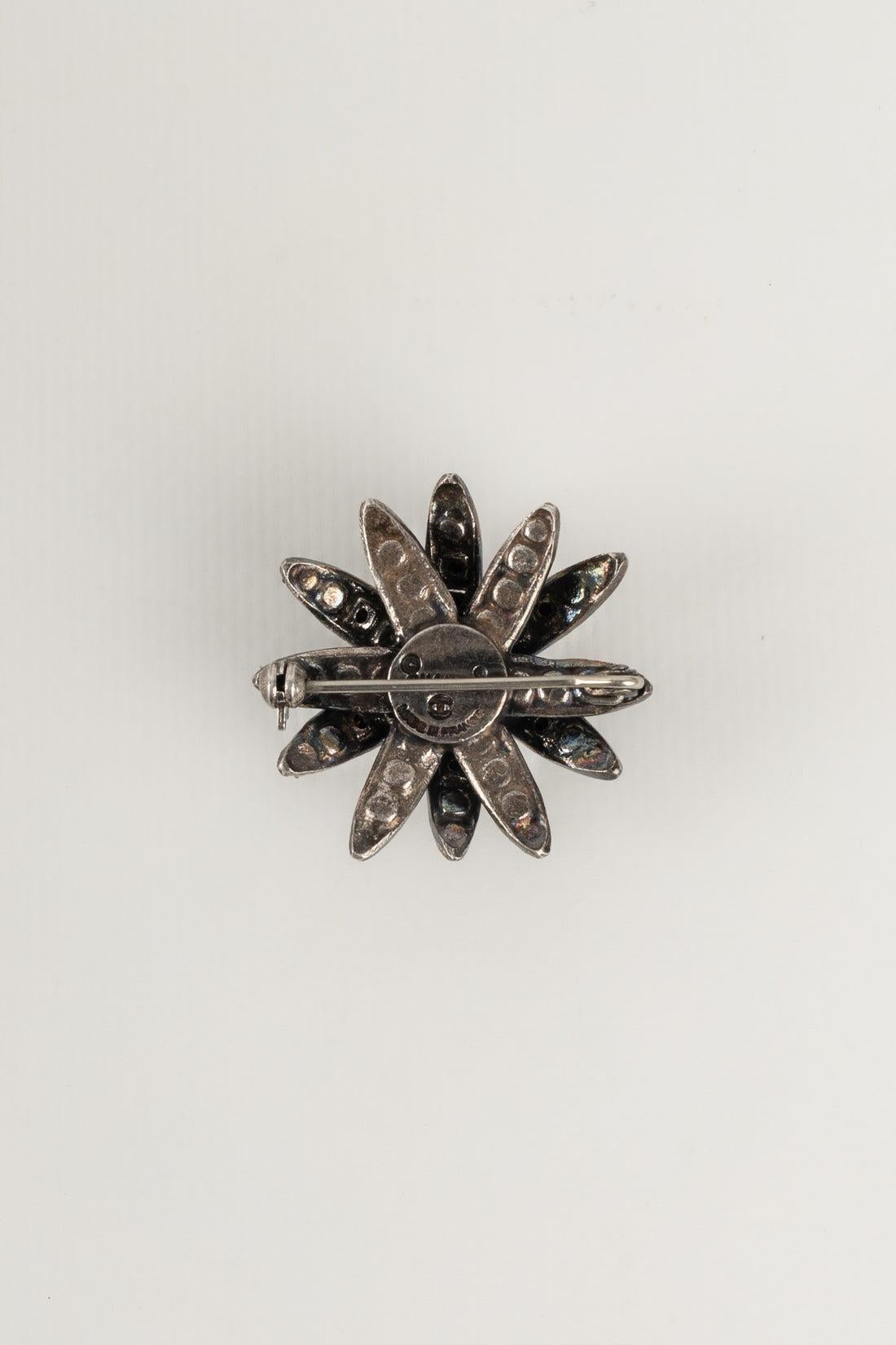 Chanel Broche étoile en métal argenté foncé Excellent état - En vente à SAINT-OUEN-SUR-SEINE, FR
