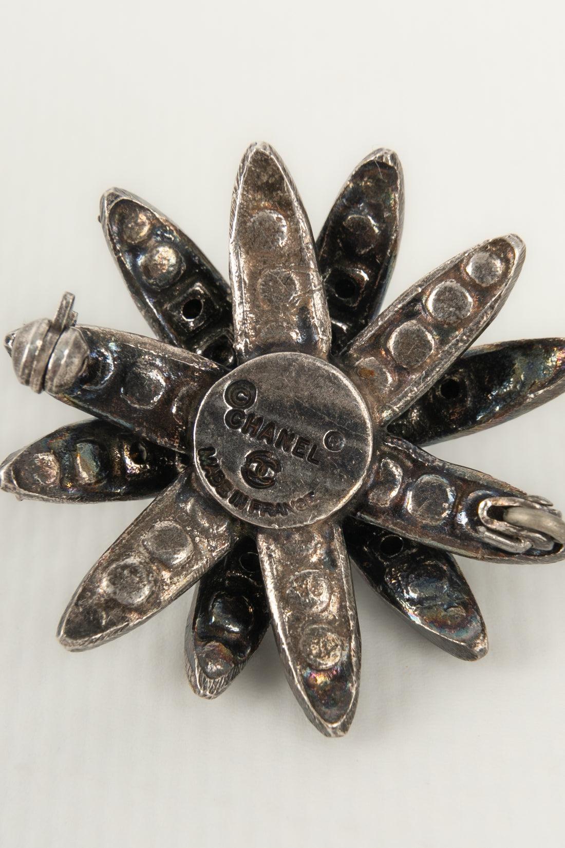 Chanel Broche étoile en métal argenté foncé en vente 2