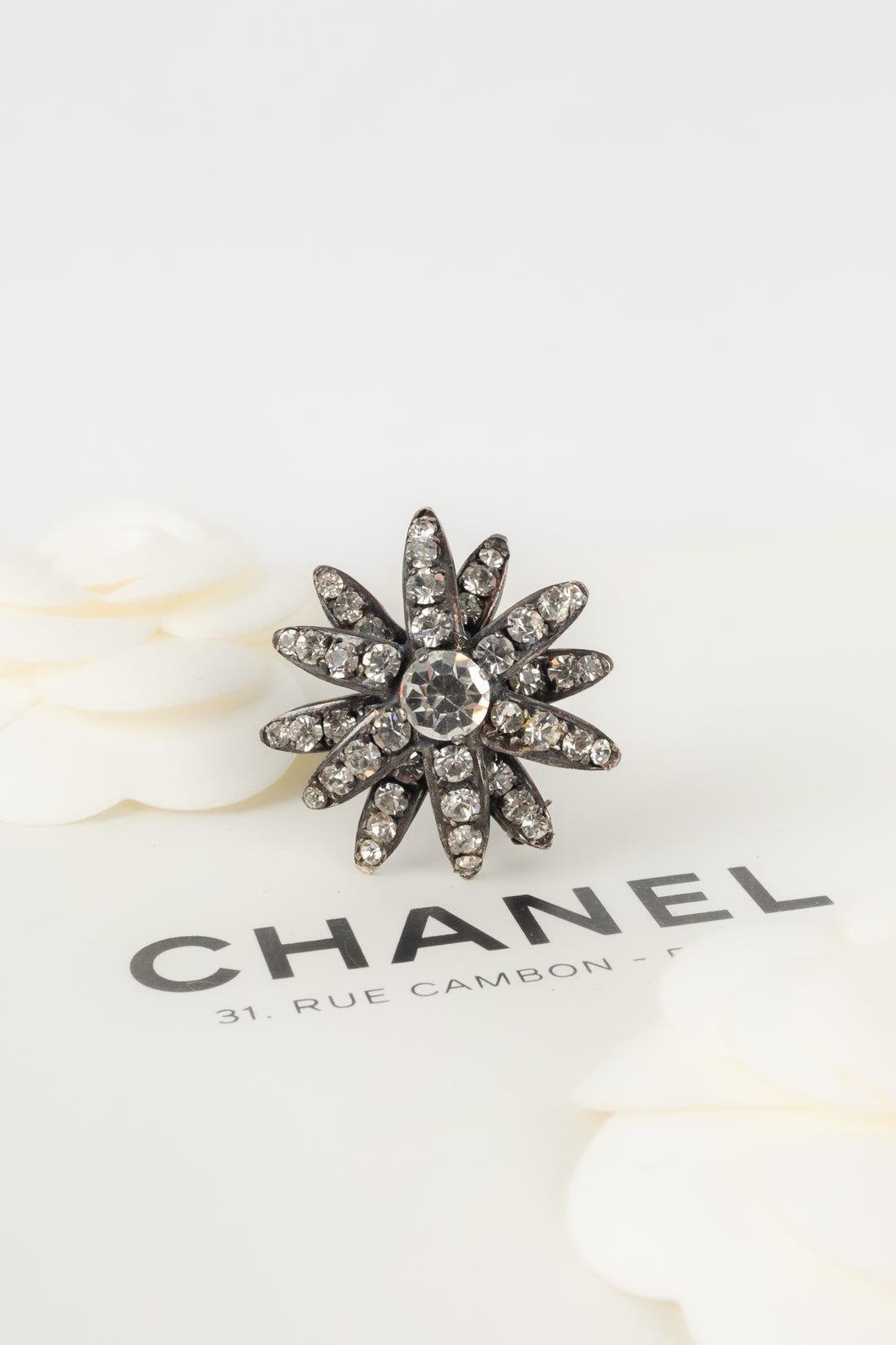 Chanel Broche étoile en métal argenté foncé en vente 3