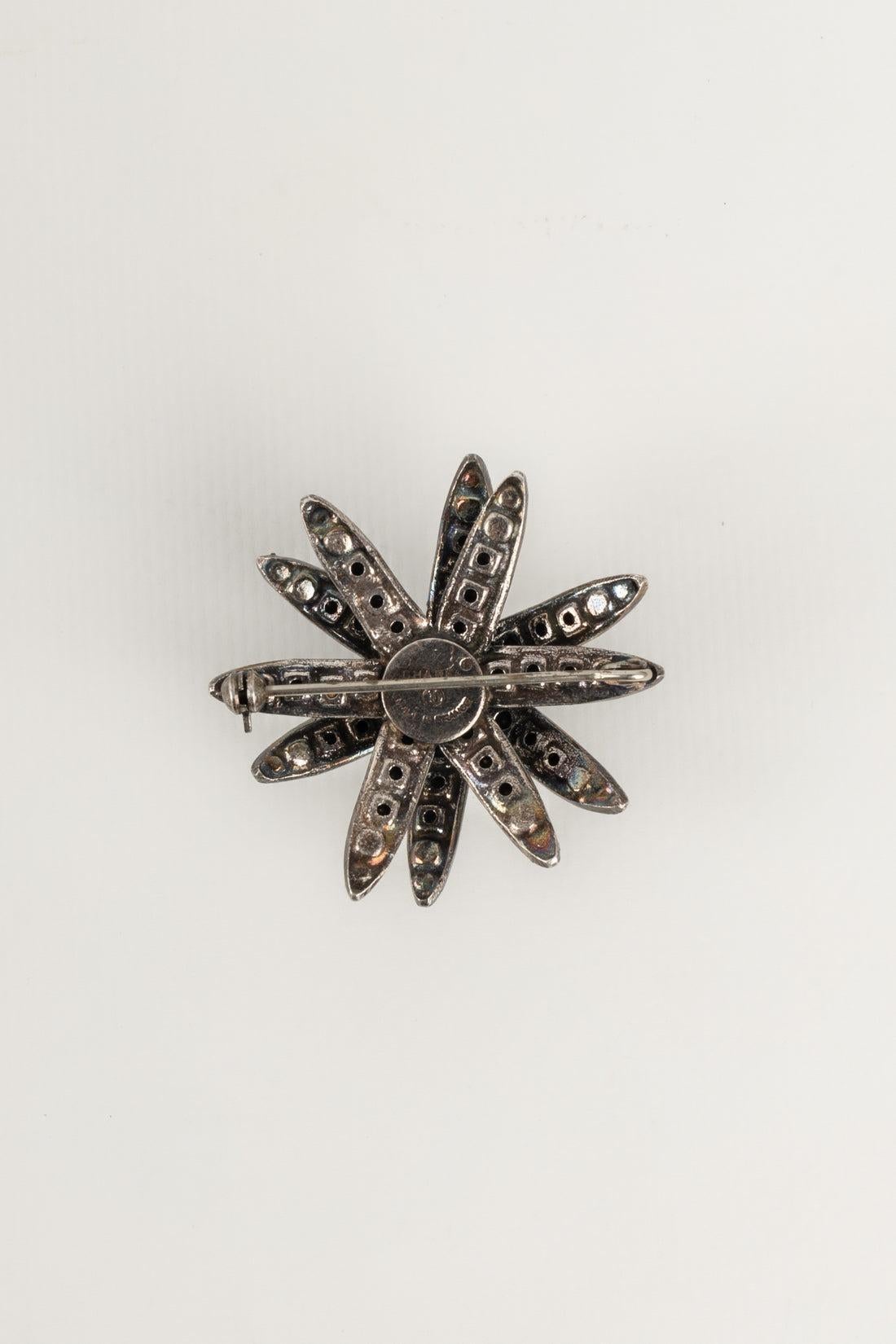 Chanel - (Made in France) Dark silvery metal brooch ornamented with rhinestones.

Additional information:
Condition: Very good condition
Dimensions: Height: 4.5 cm

Seller Reference: BRB72