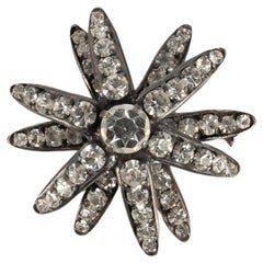 Chanel Broche étoile en métal argenté foncé avec strass