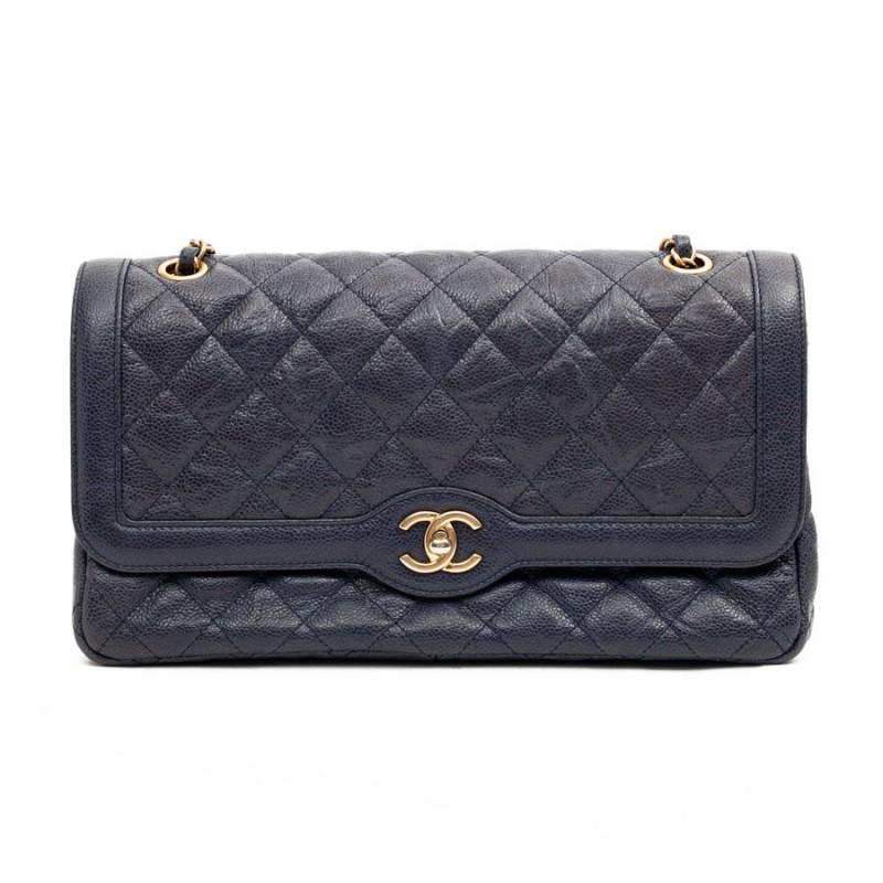 Ideal size bag for everyday use. It can contain all your everyday accessories. It can be worn on the shoulder or crossbody using a strap in matt golden chain and leather. CC clasp, emblematic of the brand. It is blue in crumpled grained quilted