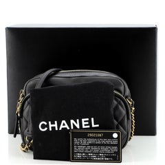 Sac à appareil photo Chanel Day Trips en cuir de veau matelassé