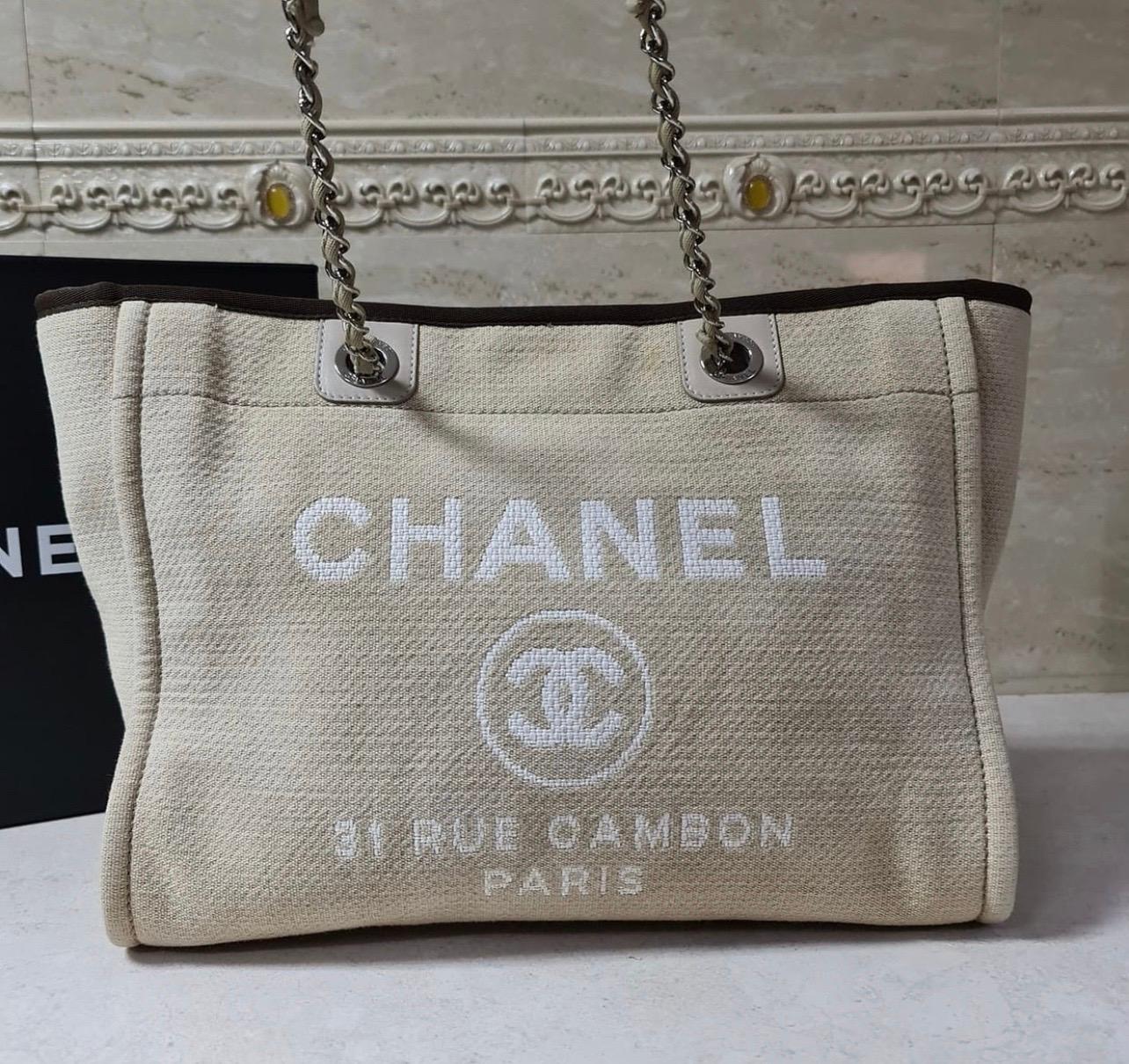 Chanel Beige/Silver Tweed Deauville Small Tote

34*26*16 cm

13.25” width at base, 10.25” height, 5.75” depth

Very good condition.

No original packaging.

For buyers from EU we can provide shipping from Poland. Please demand if you need.