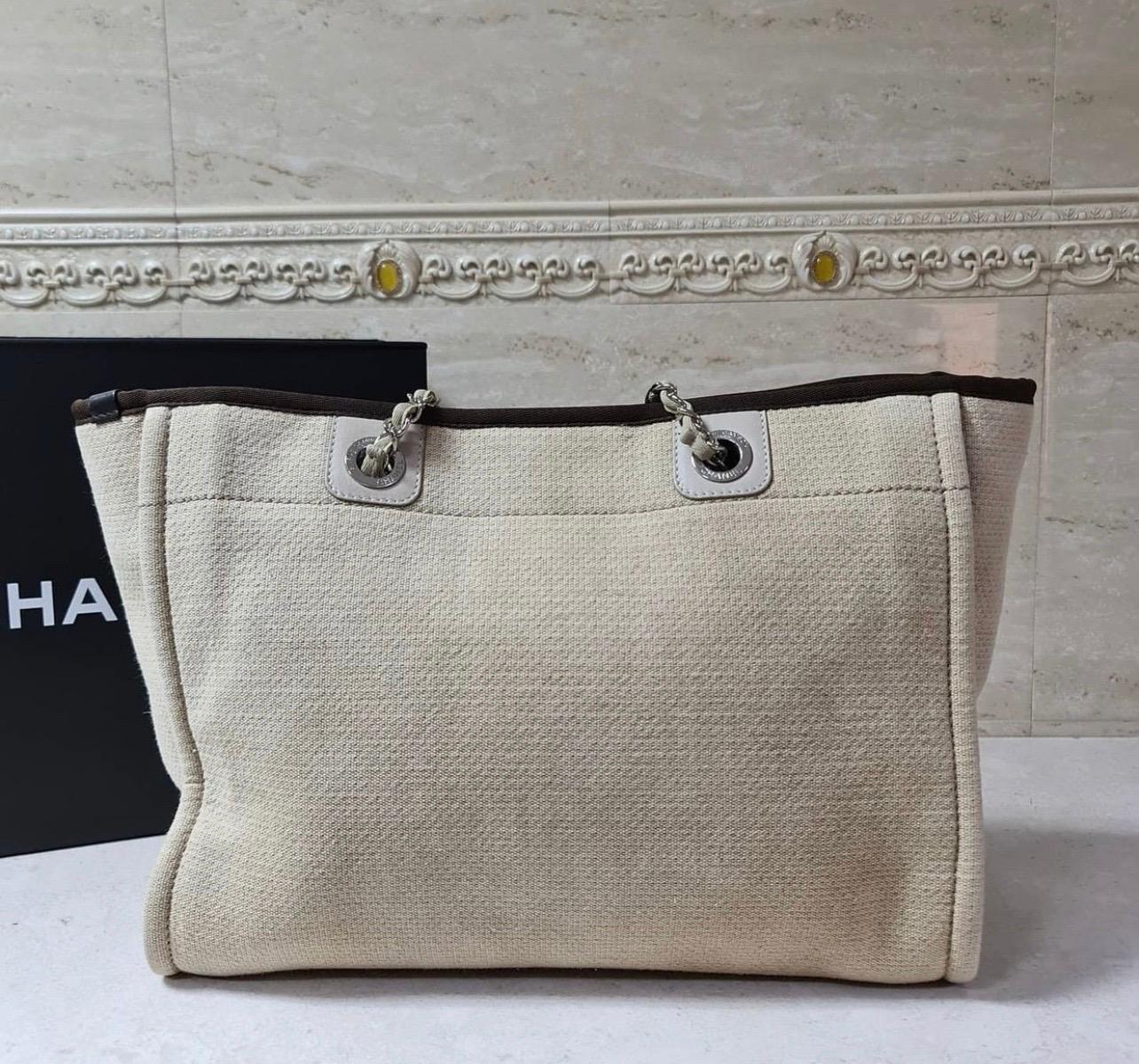 Chanel Deauville Beige Tweed Tote Bag In Good Condition In Krakow, PL