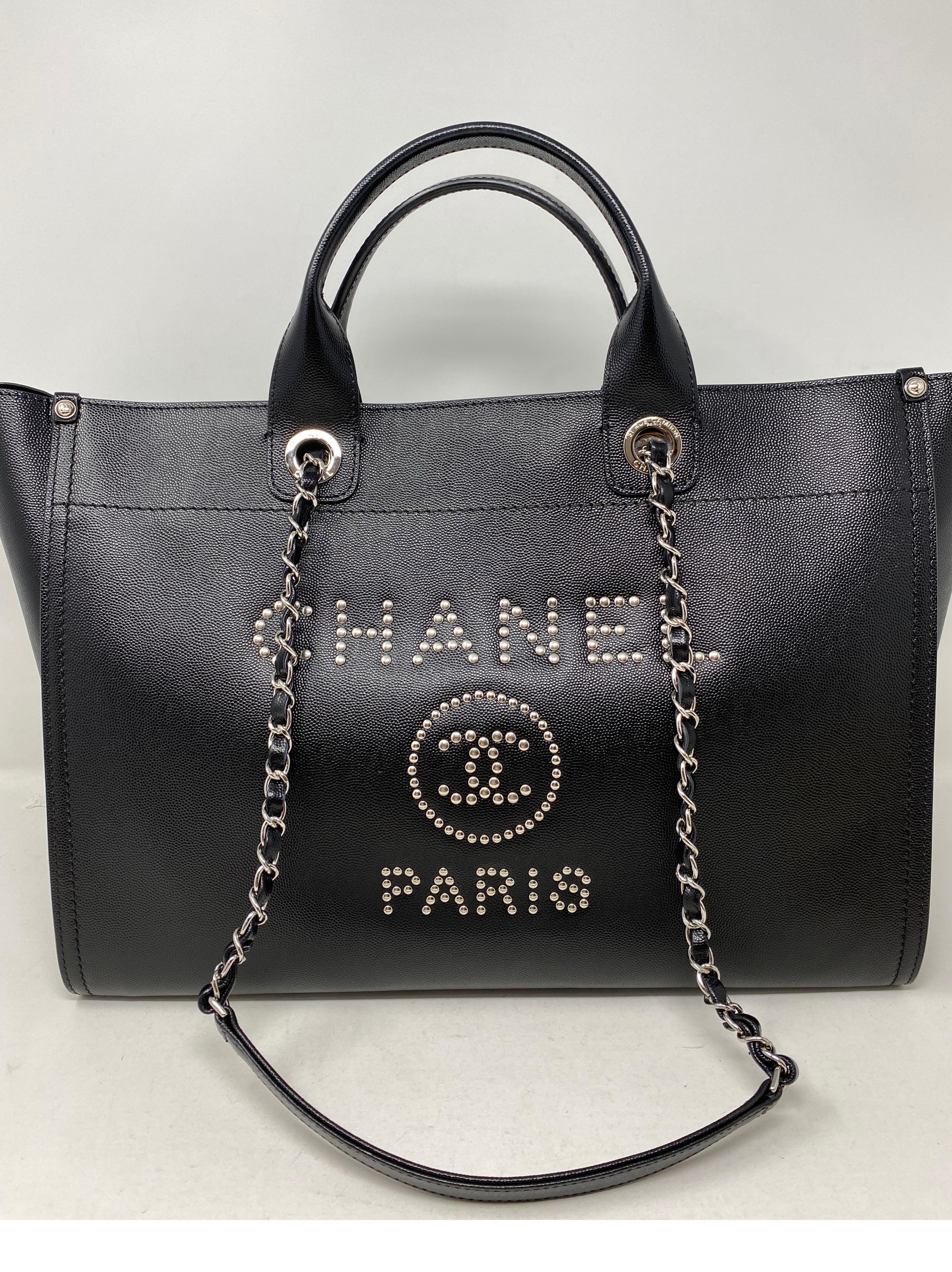 Borsa Tote Chanel Deauville in pelle nera. Manici a 2 vie. Chanel Paris con borchie d'argento. Ferramenta in argento. Come nuovo. Borsa limitata e unica di Chanel. Un pezzo da collezione. Garanzia di autenticità. 