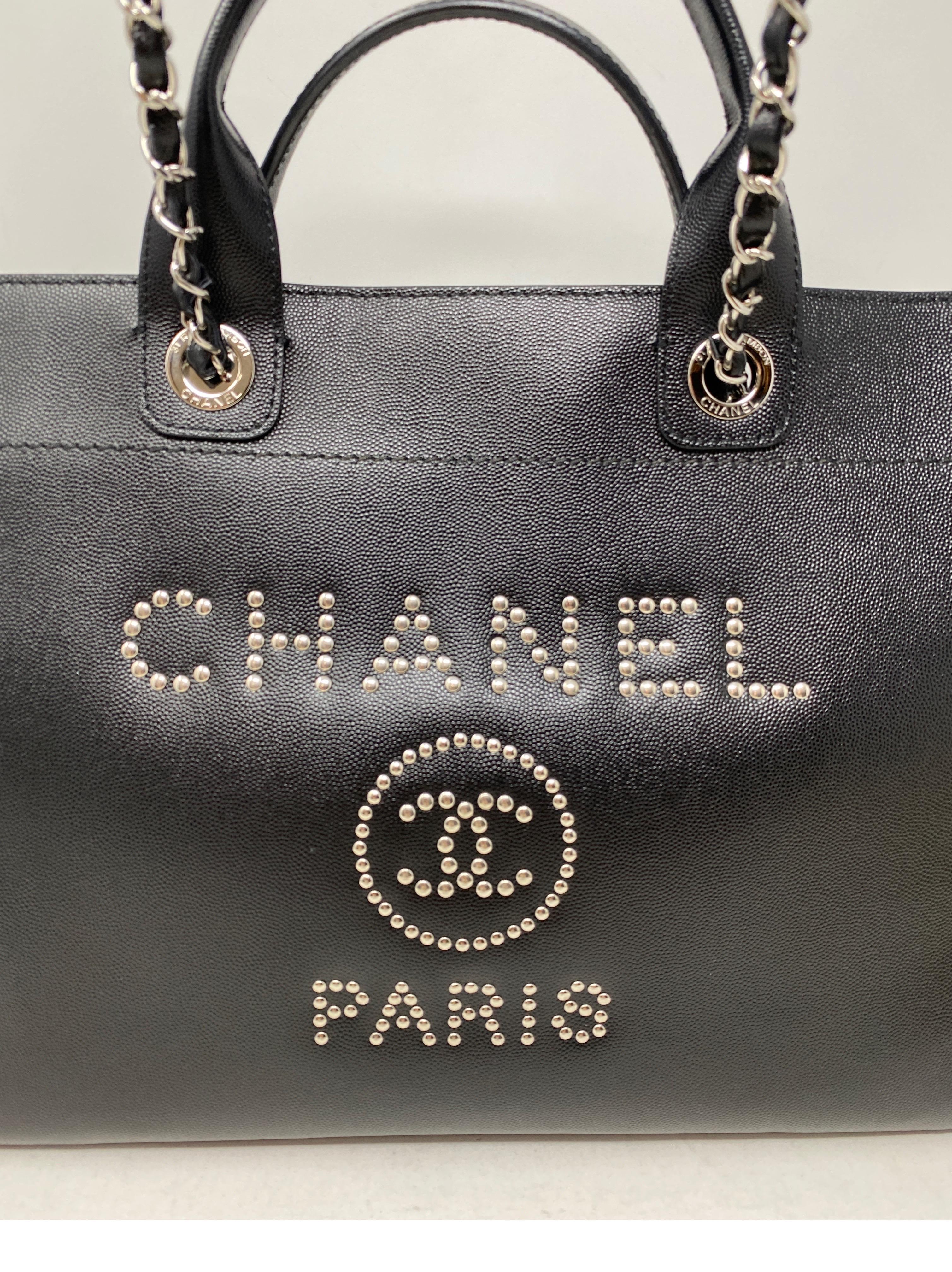 Nero Borsa Tote Chanel Deauville in pelle nera