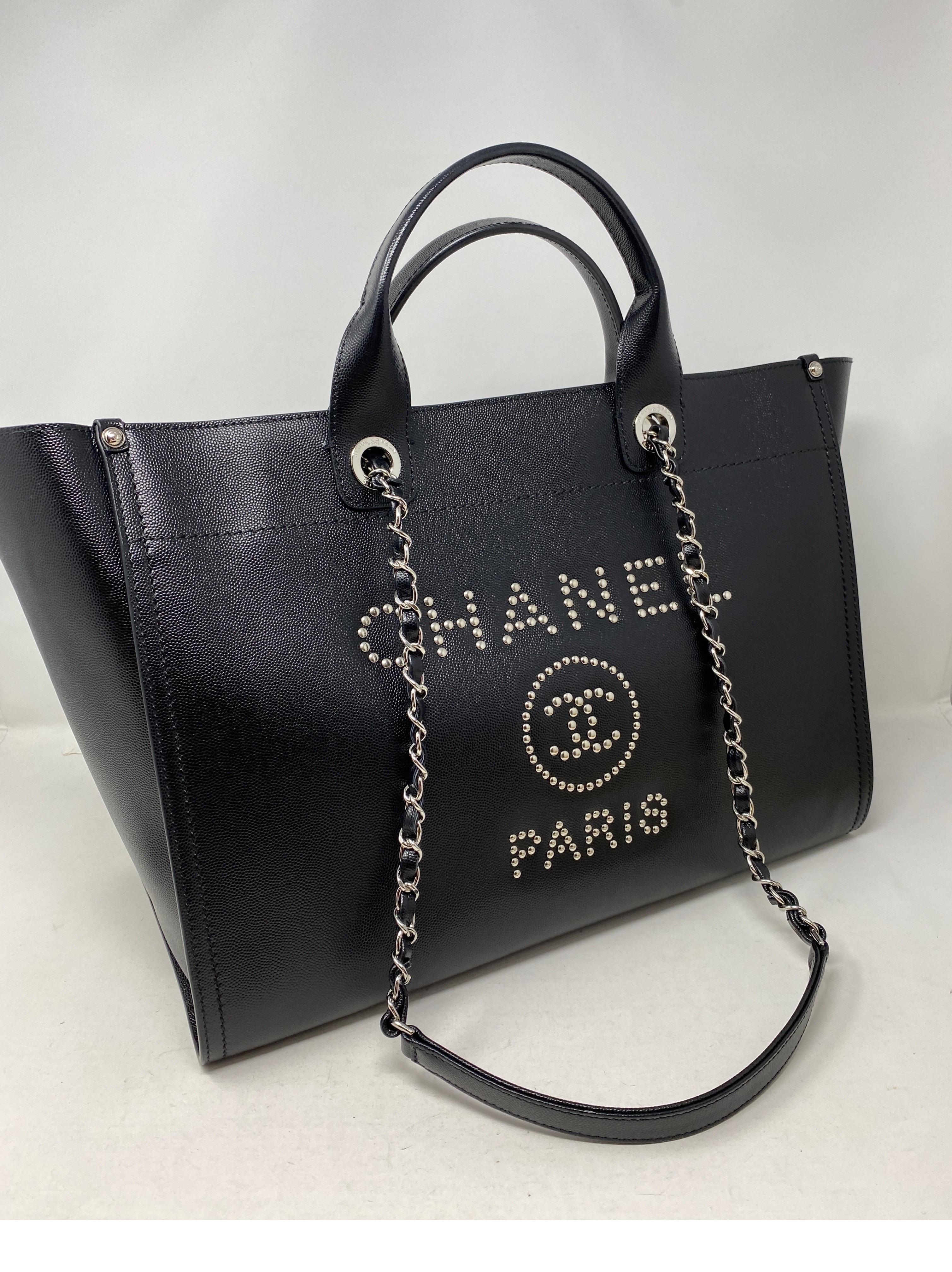 Borsa Tote Chanel Deauville in pelle nera In condizioni ottime a Athens, GA