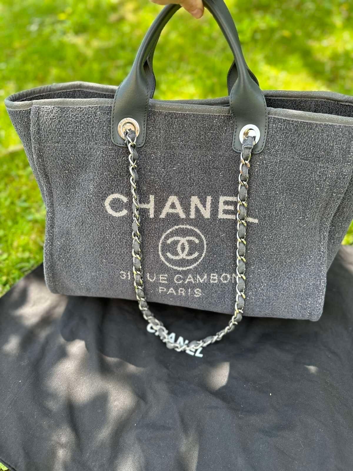 Presenting the Chanel Deauville Tote Bag. This tote bag first originated from Chanel’s Spring/Summer 2012 Collection and is the perfect tote for summer.
Medium size.
Upper width-52 cm
Bottom width-39 cm
Height-30 cm
Very good condition.
No box. No