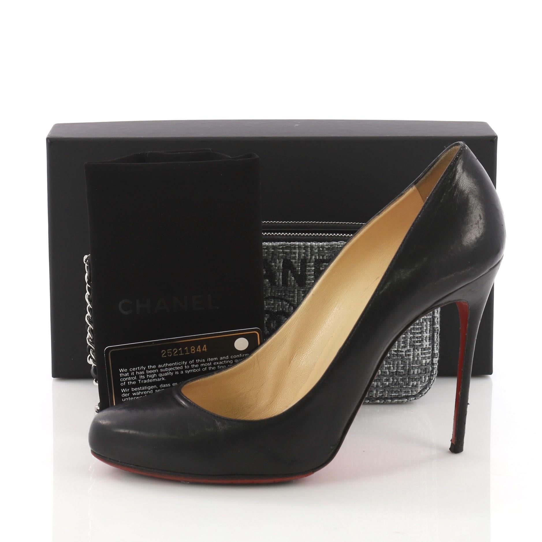 This Chanel Deauville Double Zip Clutch with Chain Canvas, crafted in gray tweed canvas, features woven in leather chain link strap and silver-tone hardware. Its zip closure opens to a black fabric interior with zip and slip pockets. Hologram