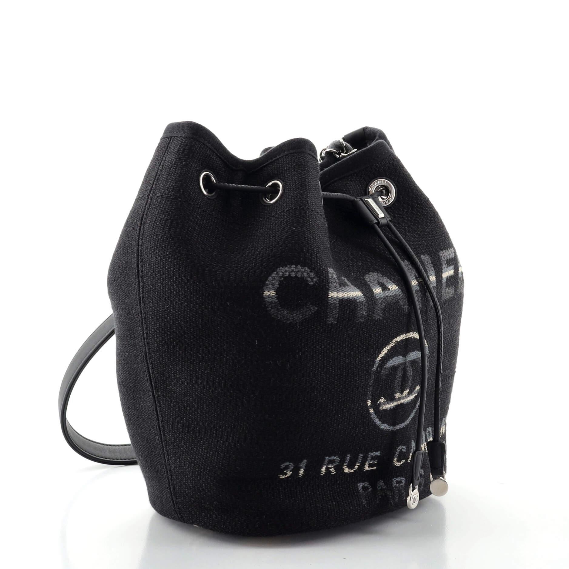 Chanel Deauville Kordelzug Bucket Bag aus Segeltuch Medium (Schwarz)