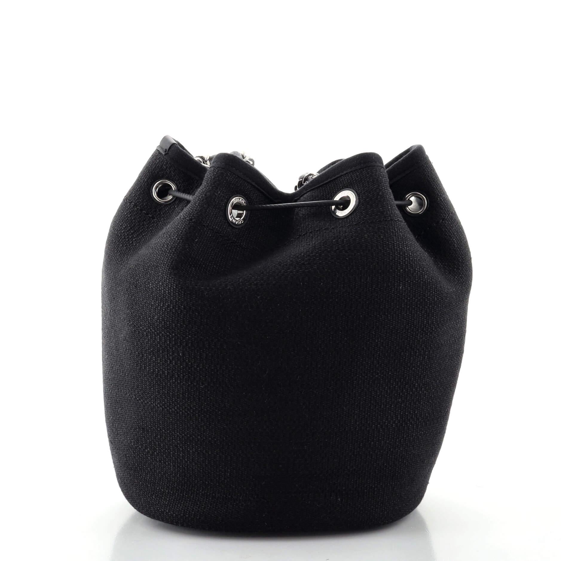Chanel Deauville Kordelzug Bucket Bag aus Segeltuch Medium im Zustand „Relativ gut“ in NY, NY