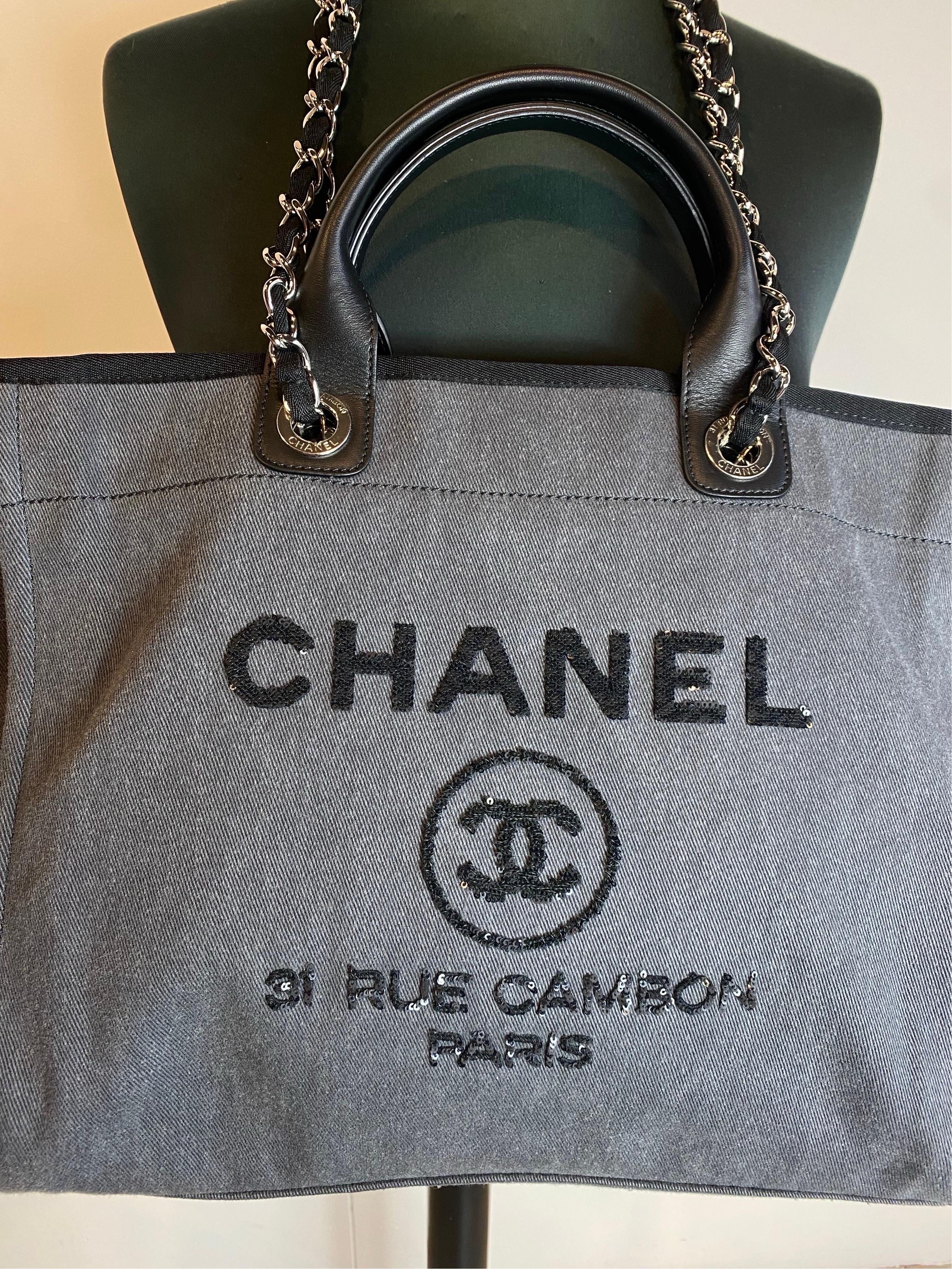 Chanel Deauville Grey Tote Bag In Excellent Condition In Carnate, IT
