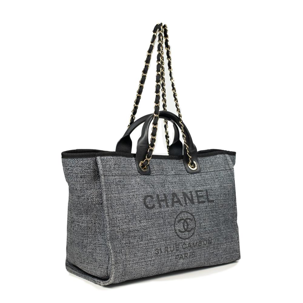 - Designer: CHANEL
- Modell: Deauville
- Zustand: Sehr guter Zustand. Leichte Abnutzungserscheinungen an den Ecken des Sockels
- Zubehör: Keine
- Abmessungen: Breite: 51cm, Höhe: 27cm, Tiefe: 17cm
- Äußeres MATERIAL: Tweed
- Außenfarbe: Grau
-