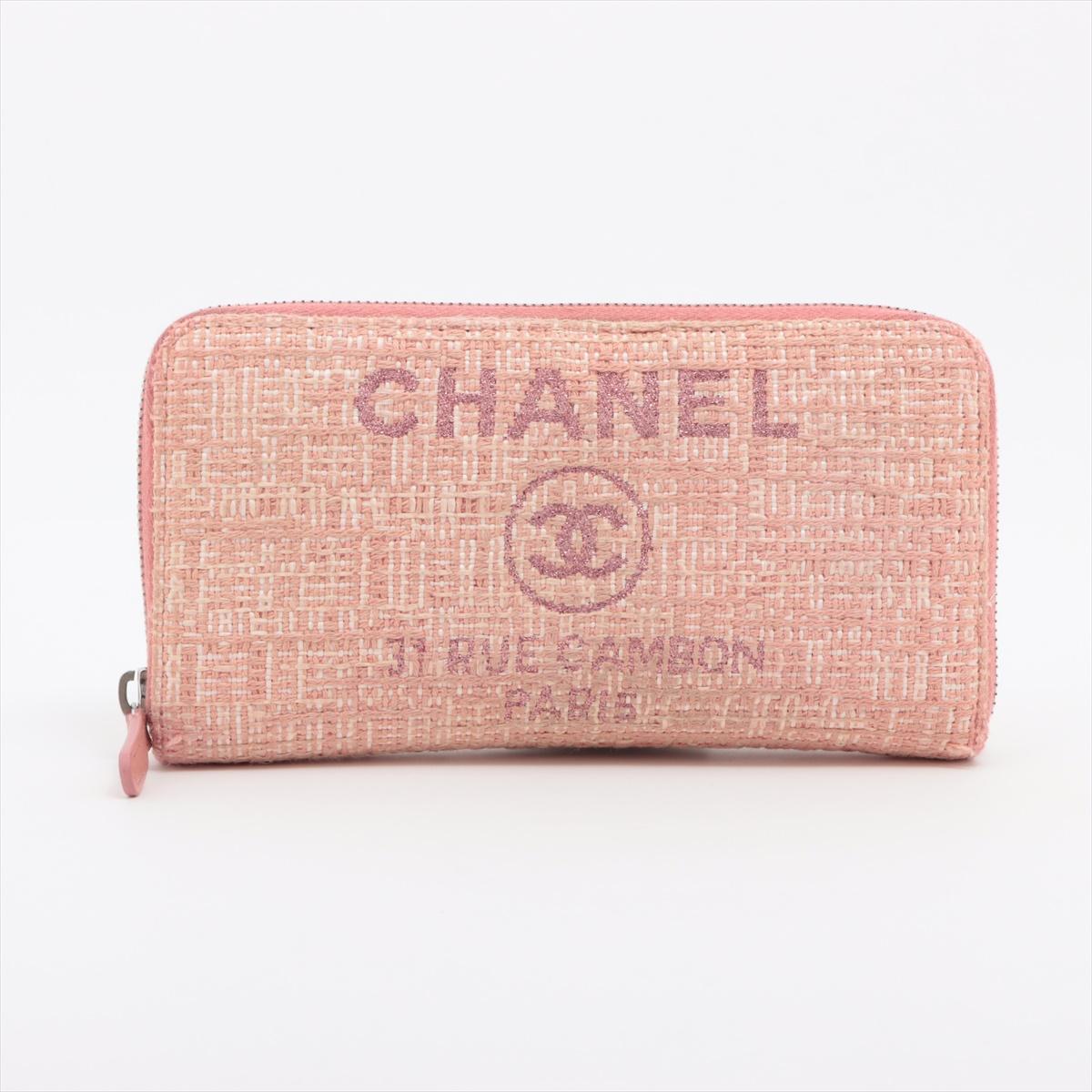 Il portafoglio lungo con zip di Chanel Deauville in rosa è un accessorio chic e funzionale che incarna la miscela di eleganza e praticità tipica del marchio. Realizzato in rafia intrecciata e pelle rosa, il portafoglio presenta l'iconico logo