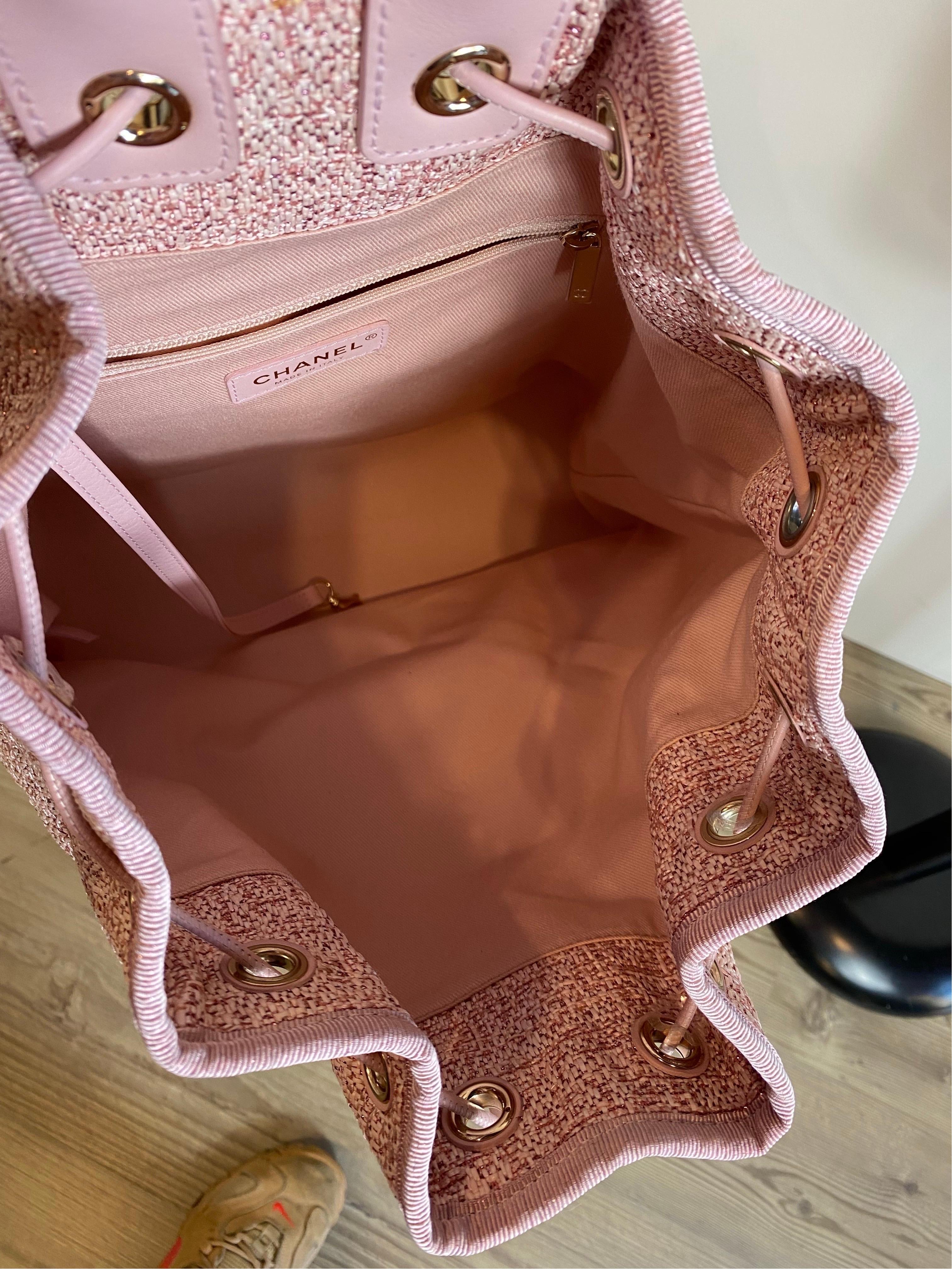 Chanel Sac à dos en tweed rose Deauville en vente 6