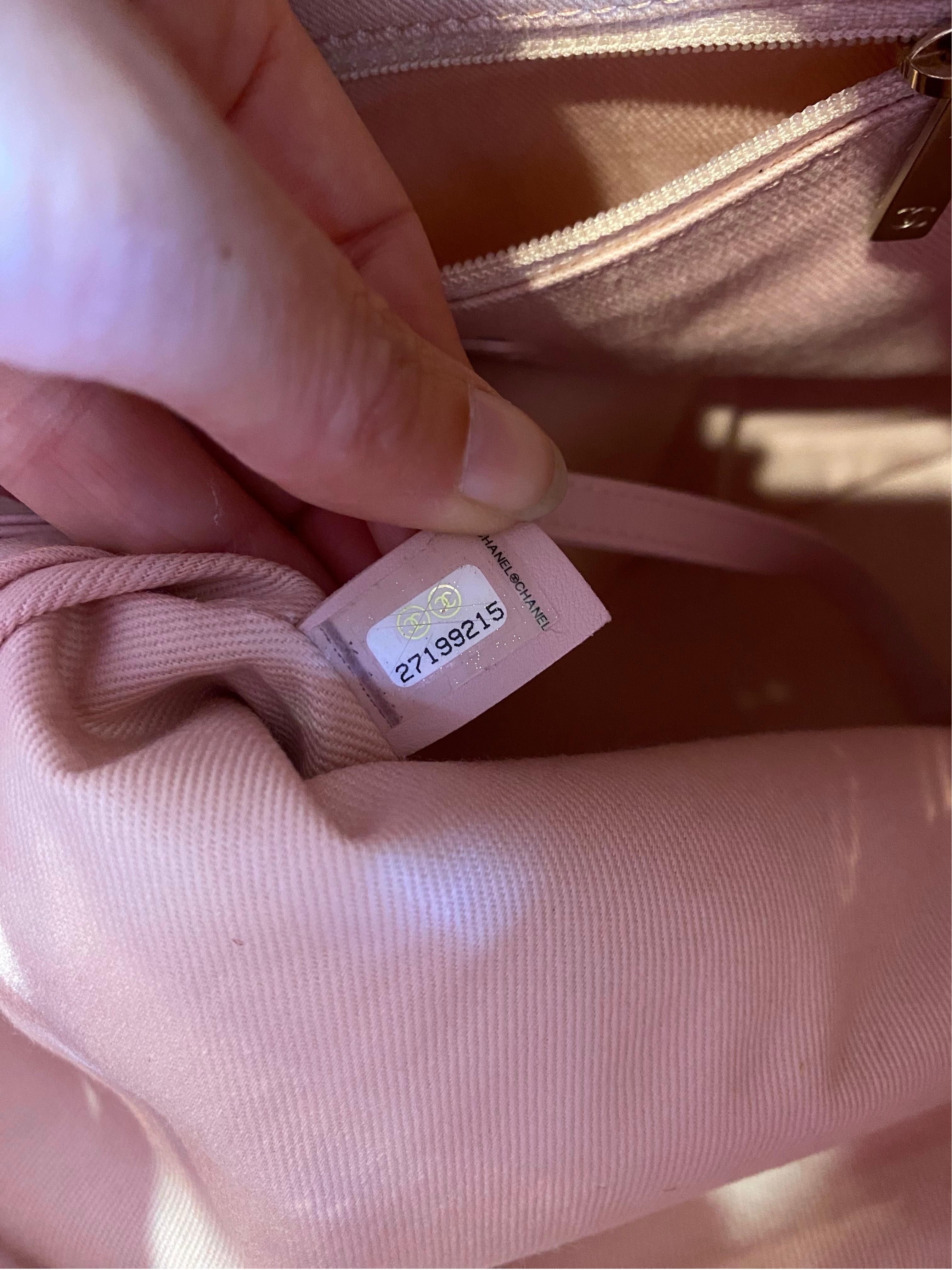 Chanel Sac à dos en tweed rose Deauville en vente 7