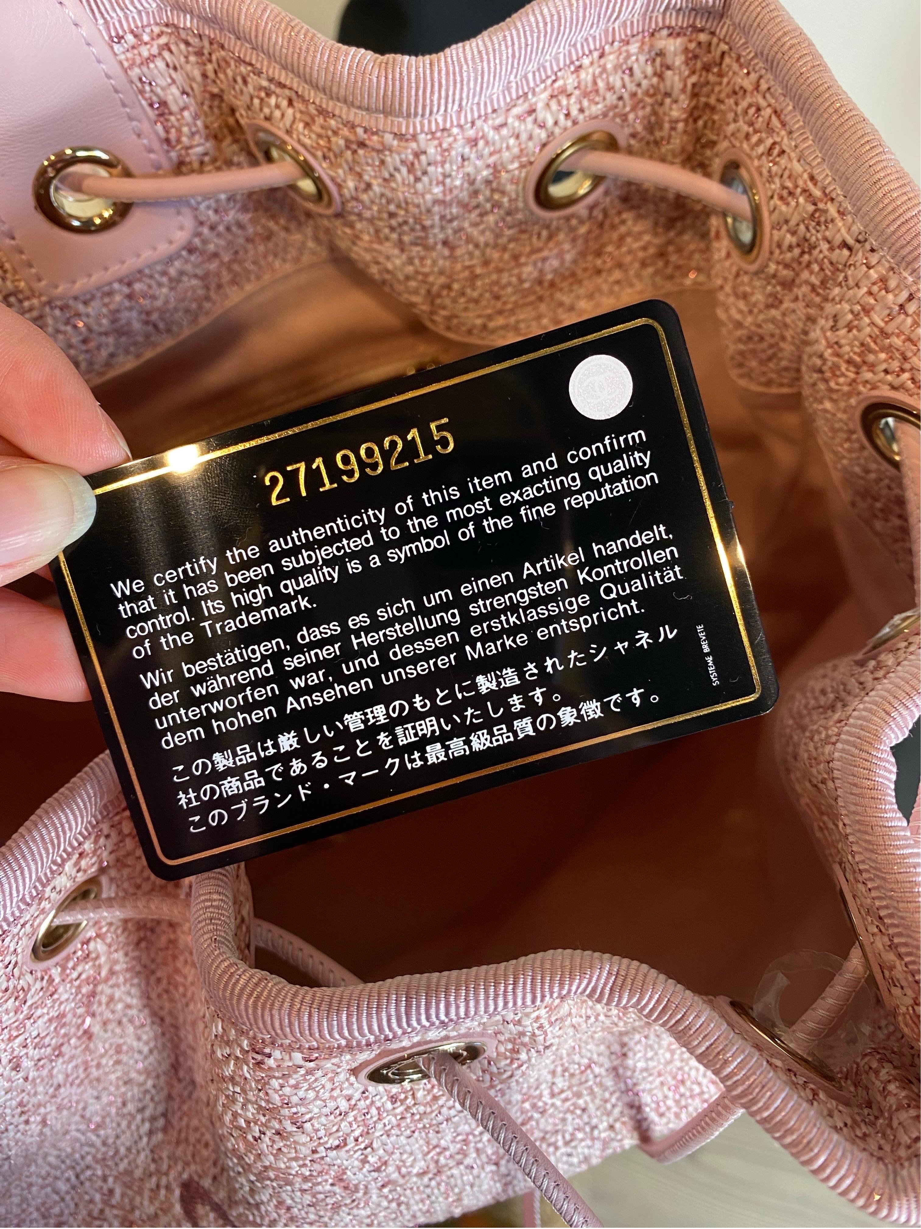 Chanel Sac à dos en tweed rose Deauville en vente 8
