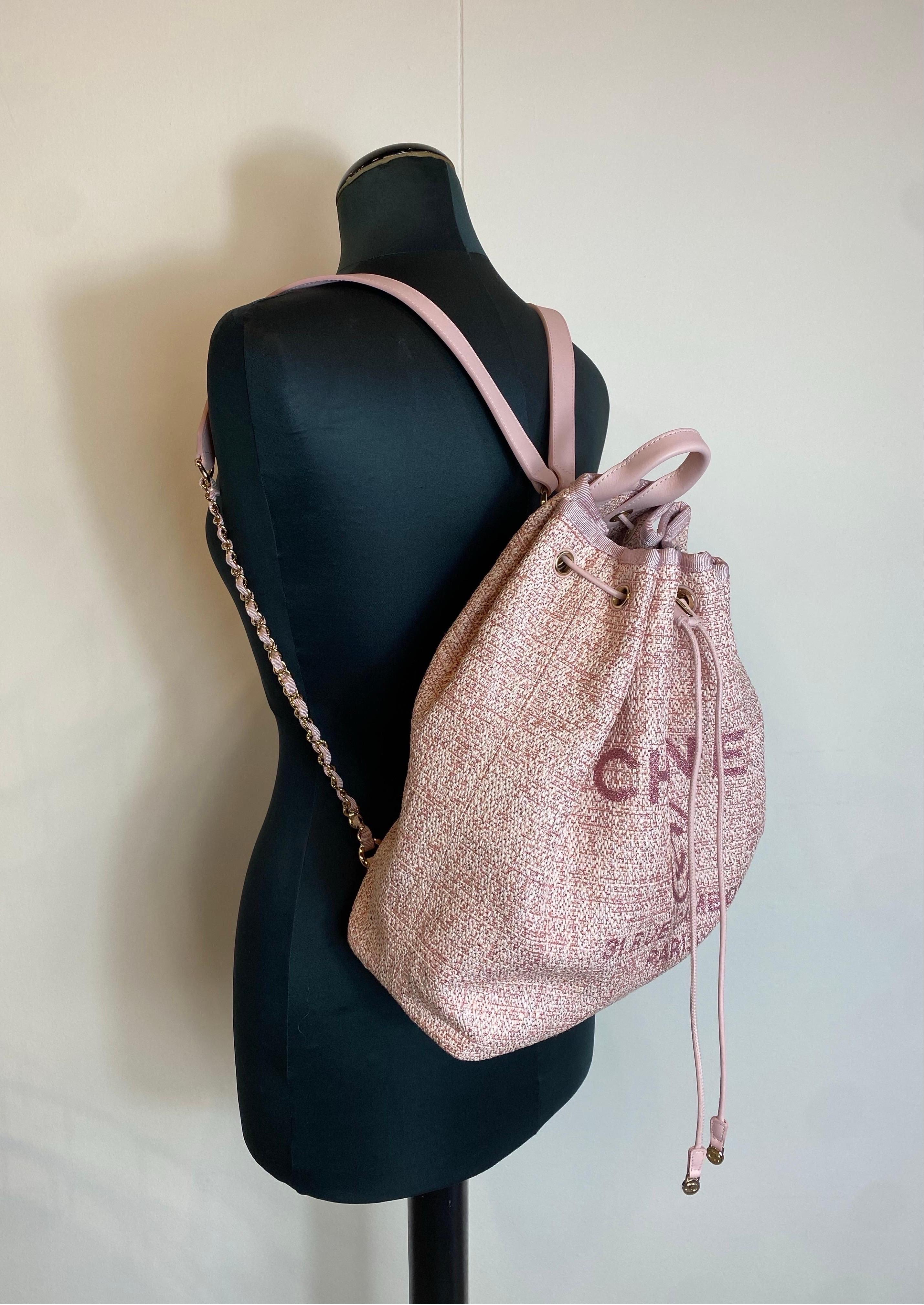 Sac à dos Chanel de Deauville.
Dans le tissu, mélange de différents roses. Détails en cuir.
Fermeture de la coulisse.
A l'intérieur se trouve une poche fermée par une fermeture éclair.
34cm de haut
30cm de large
13 cm de profondeur
Excellent état