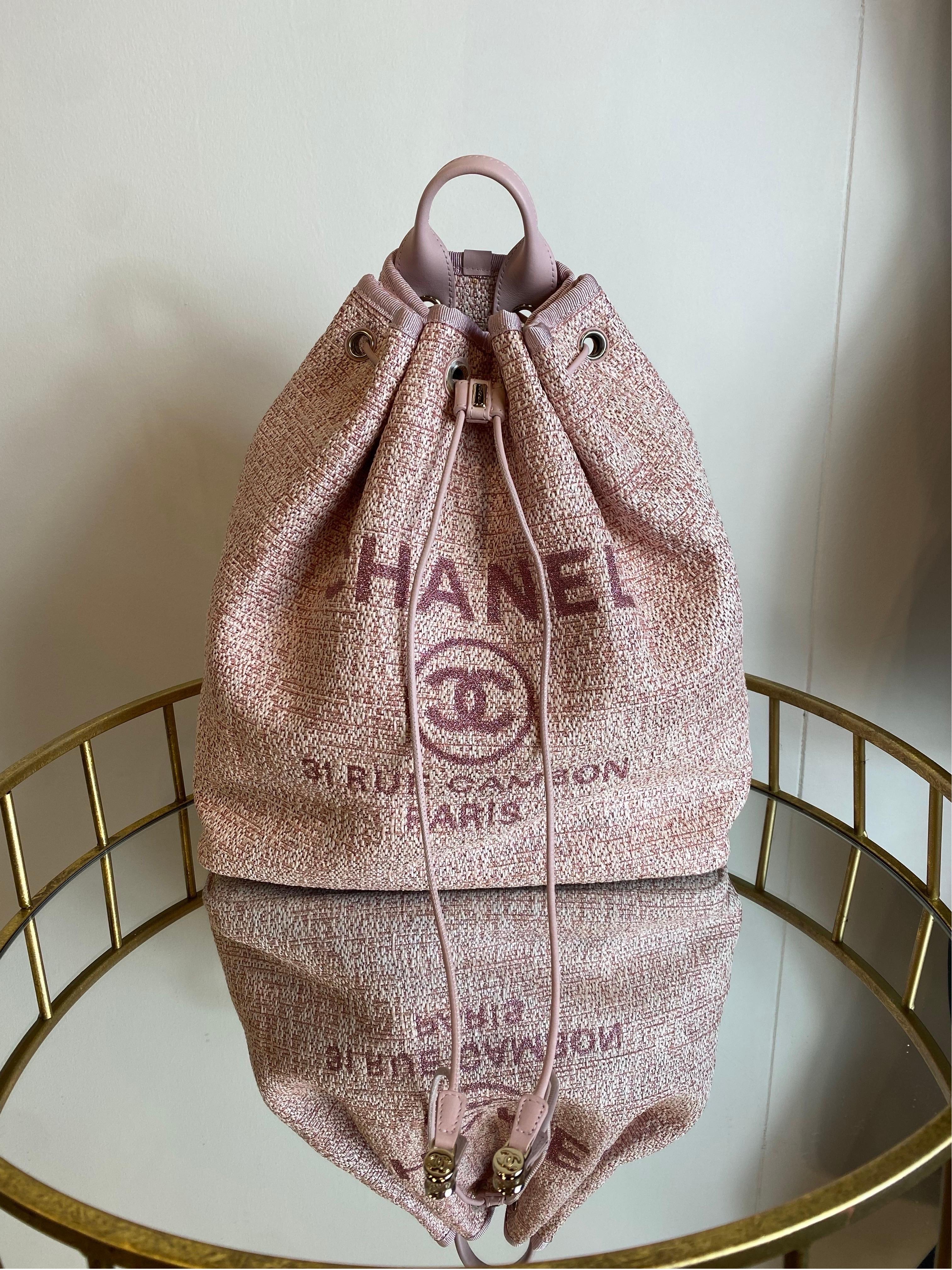 Marron Chanel Sac à dos en tweed rose Deauville en vente