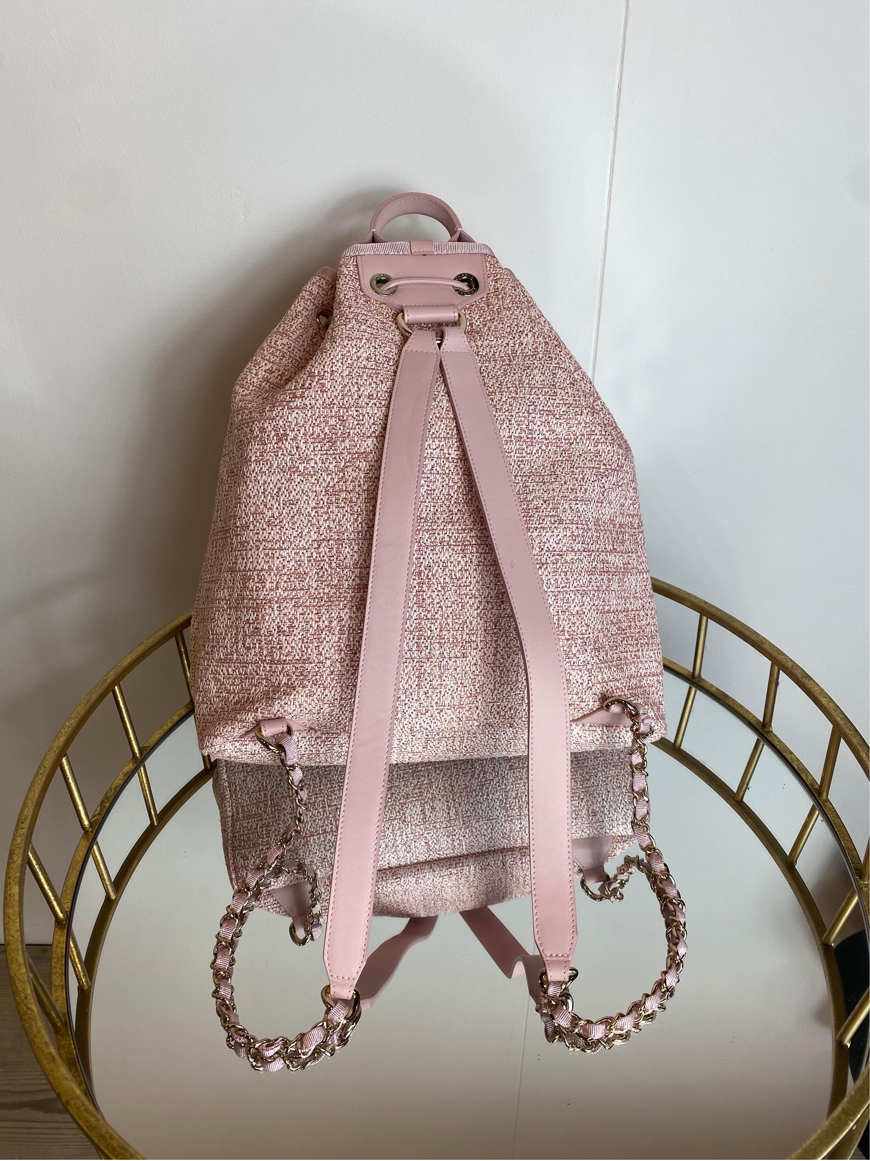 Chanel Sac à dos en tweed rose Deauville en vente 1