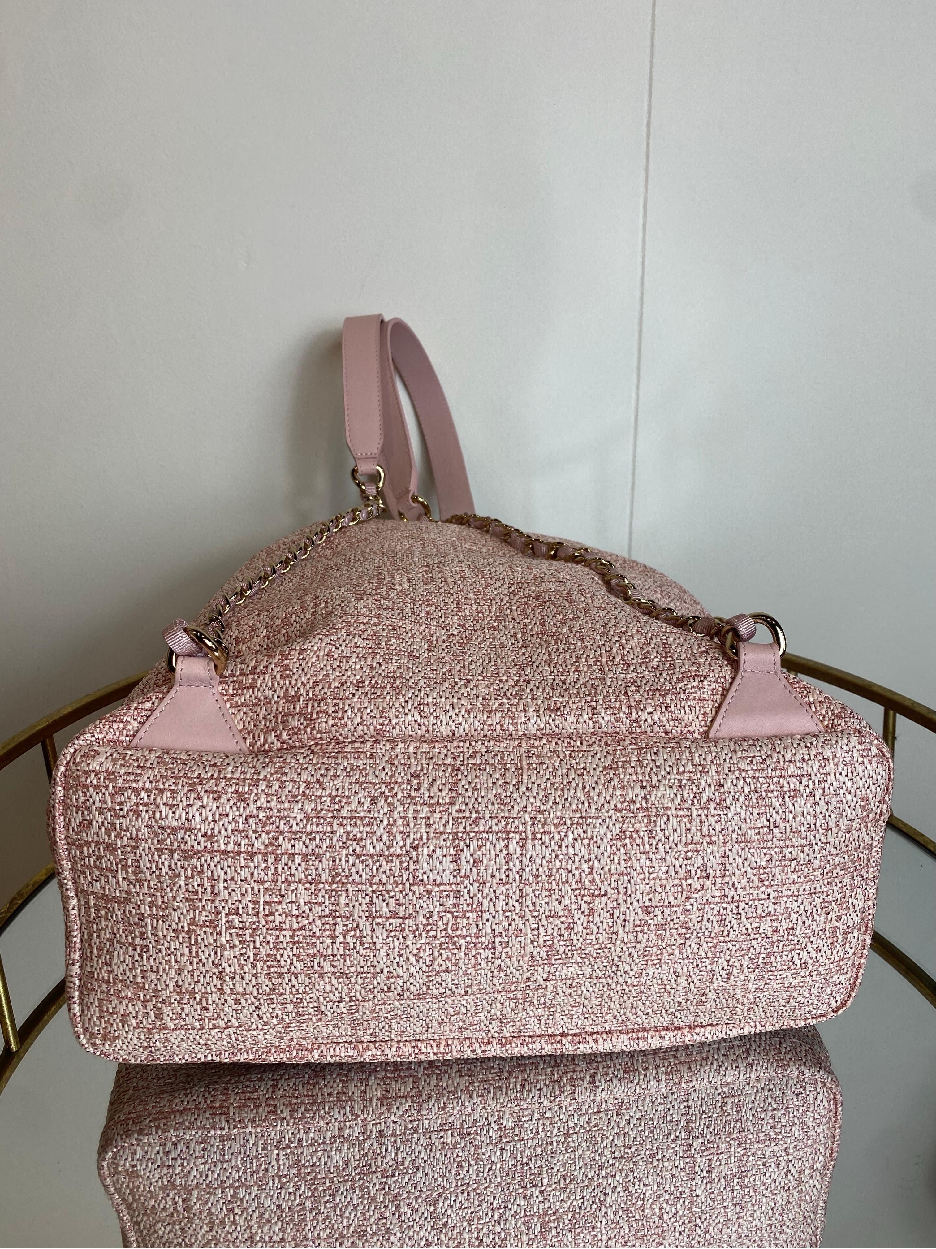 Chanel Sac à dos en tweed rose Deauville en vente 2