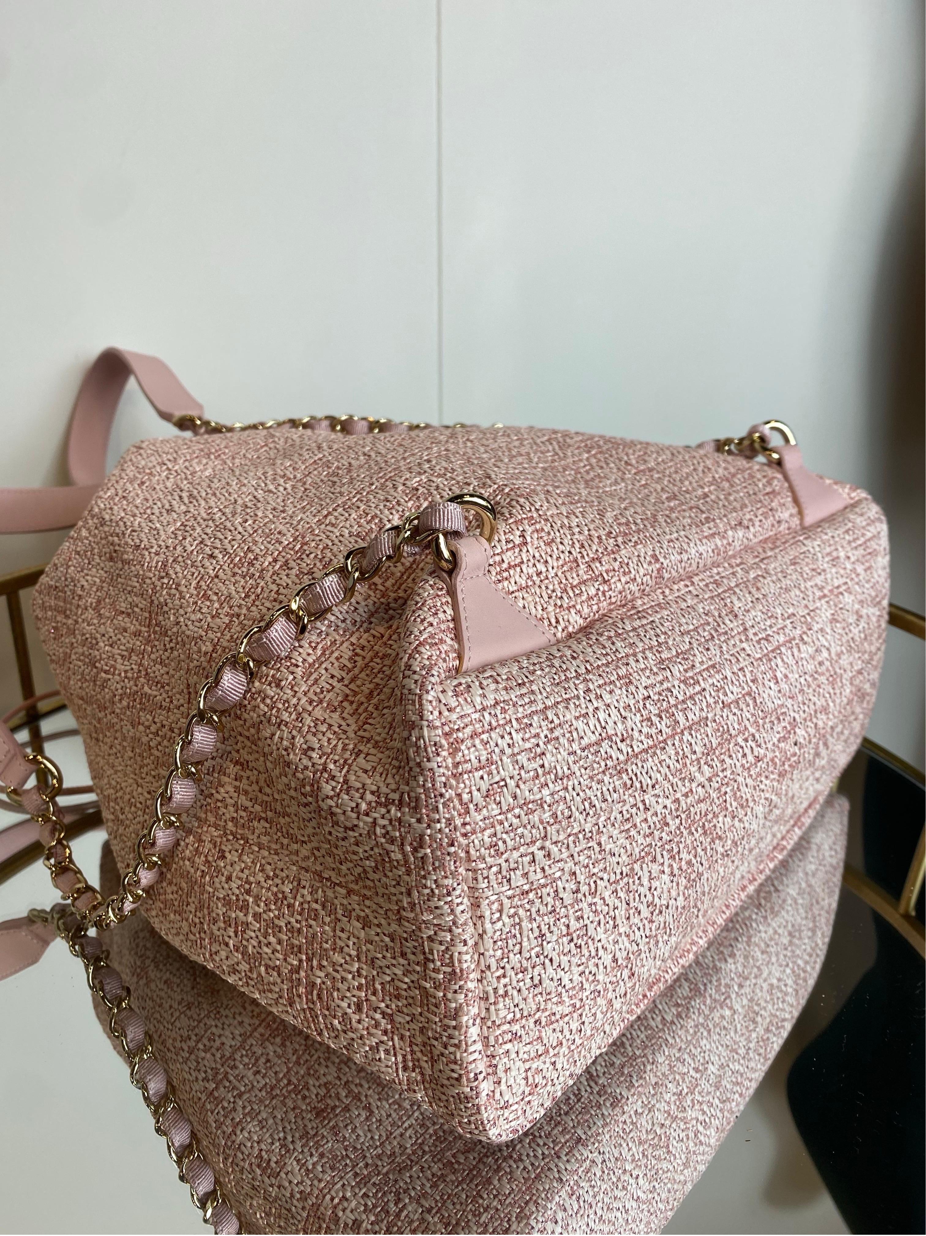 Chanel Sac à dos en tweed rose Deauville en vente 3