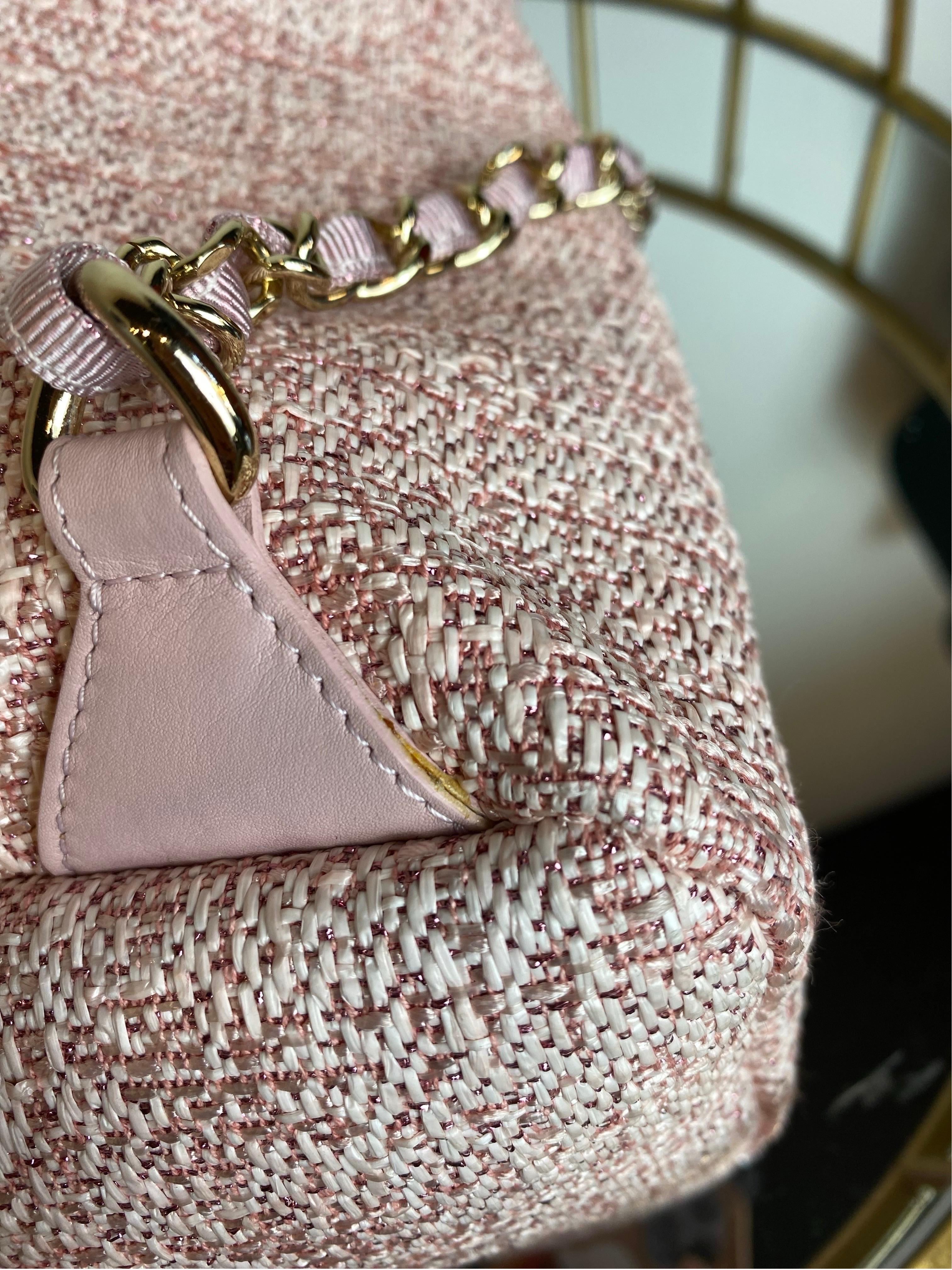 Chanel Sac à dos en tweed rose Deauville en vente 4