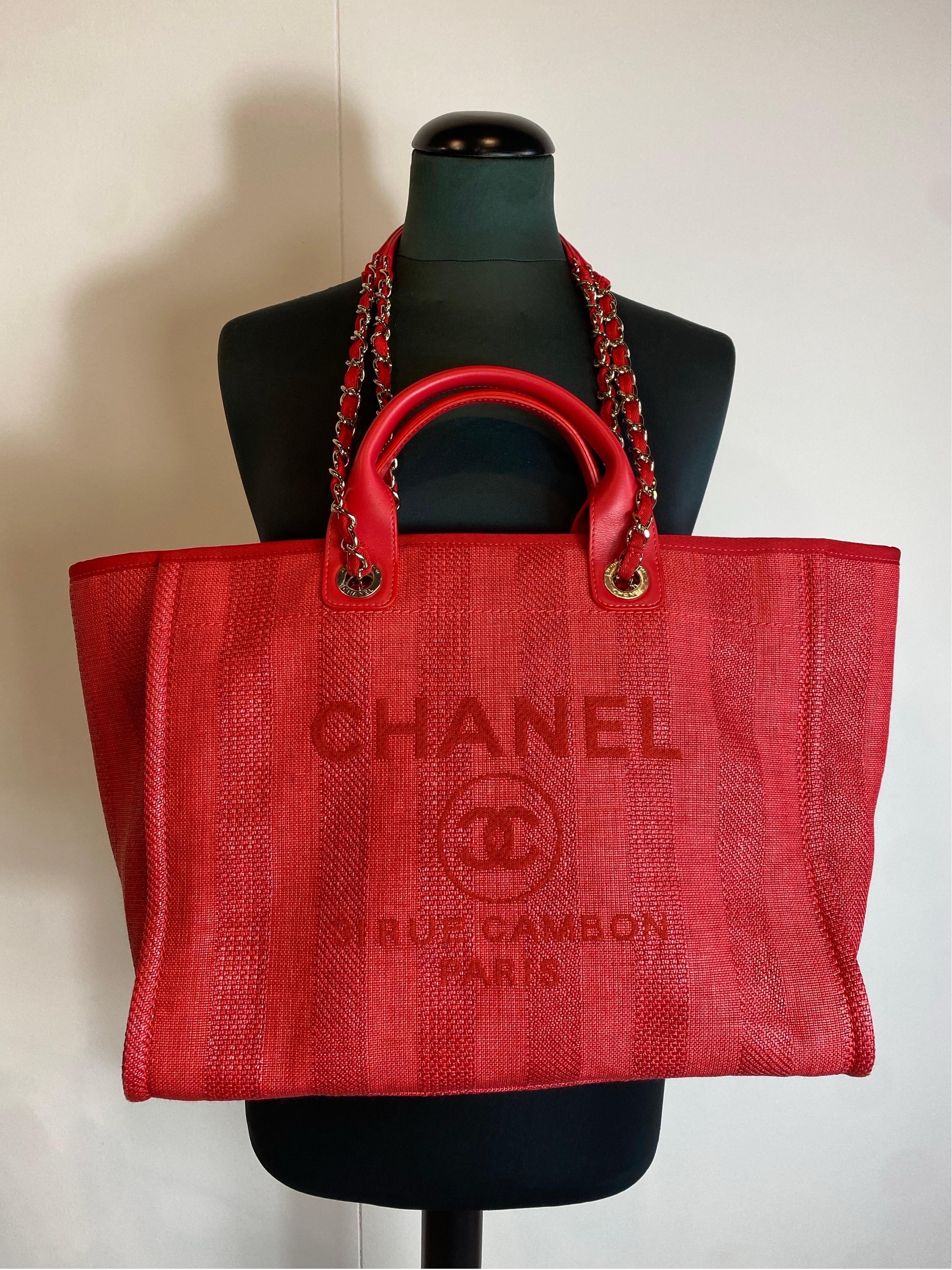 Chanel Deauville tote bag.
In red/coral striped fabric with leather details.
The bag can be carried by hand or on the shoulder.
Magnetic closure.
Inside there are multiple pockets, one is closed with a zip.
30cm high
Wide (base) 37 cm
20cm