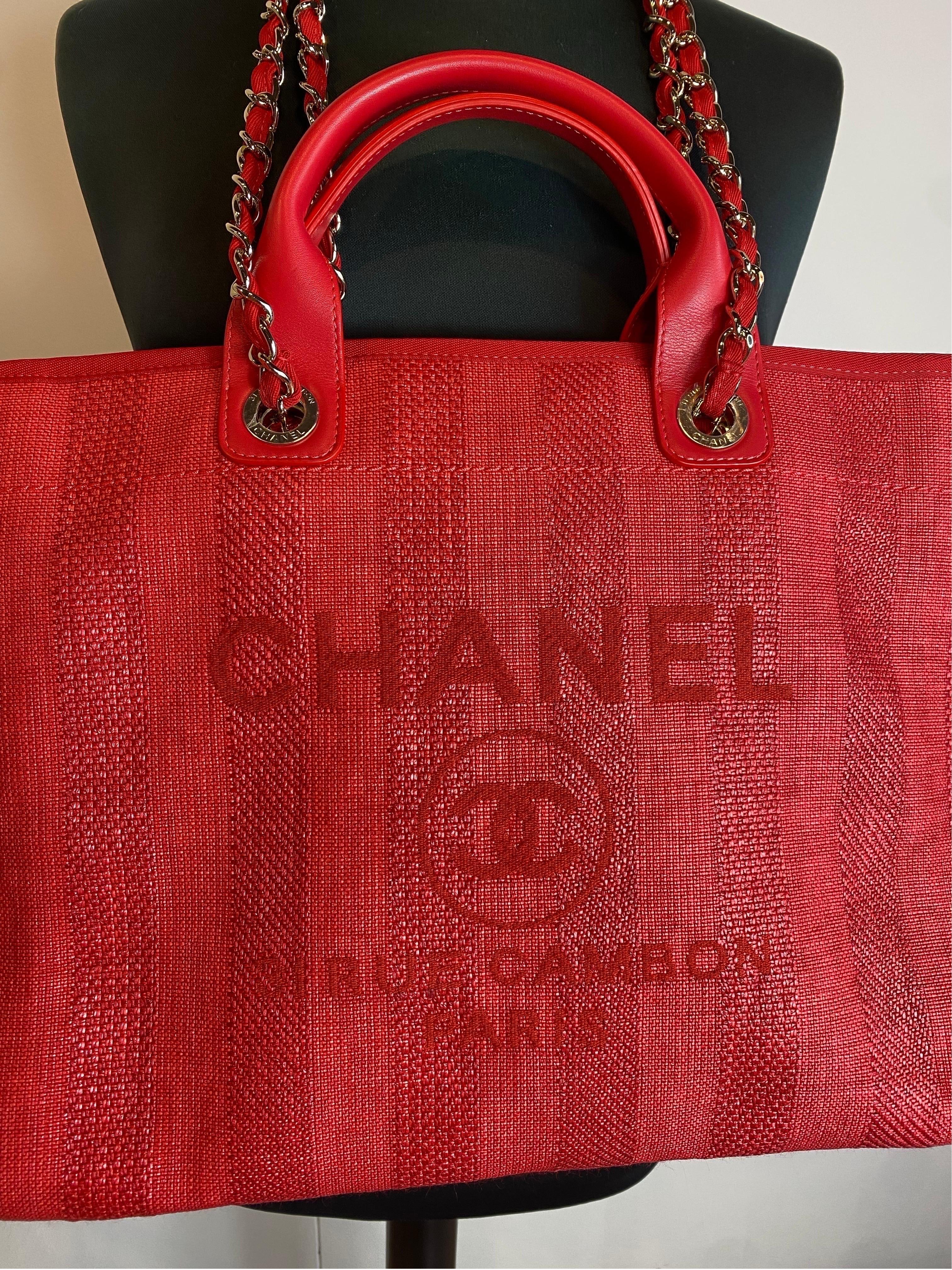 Chanel Deauville red stripes Shoulder Bag In Excellent Condition For Sale In Carnate, IT