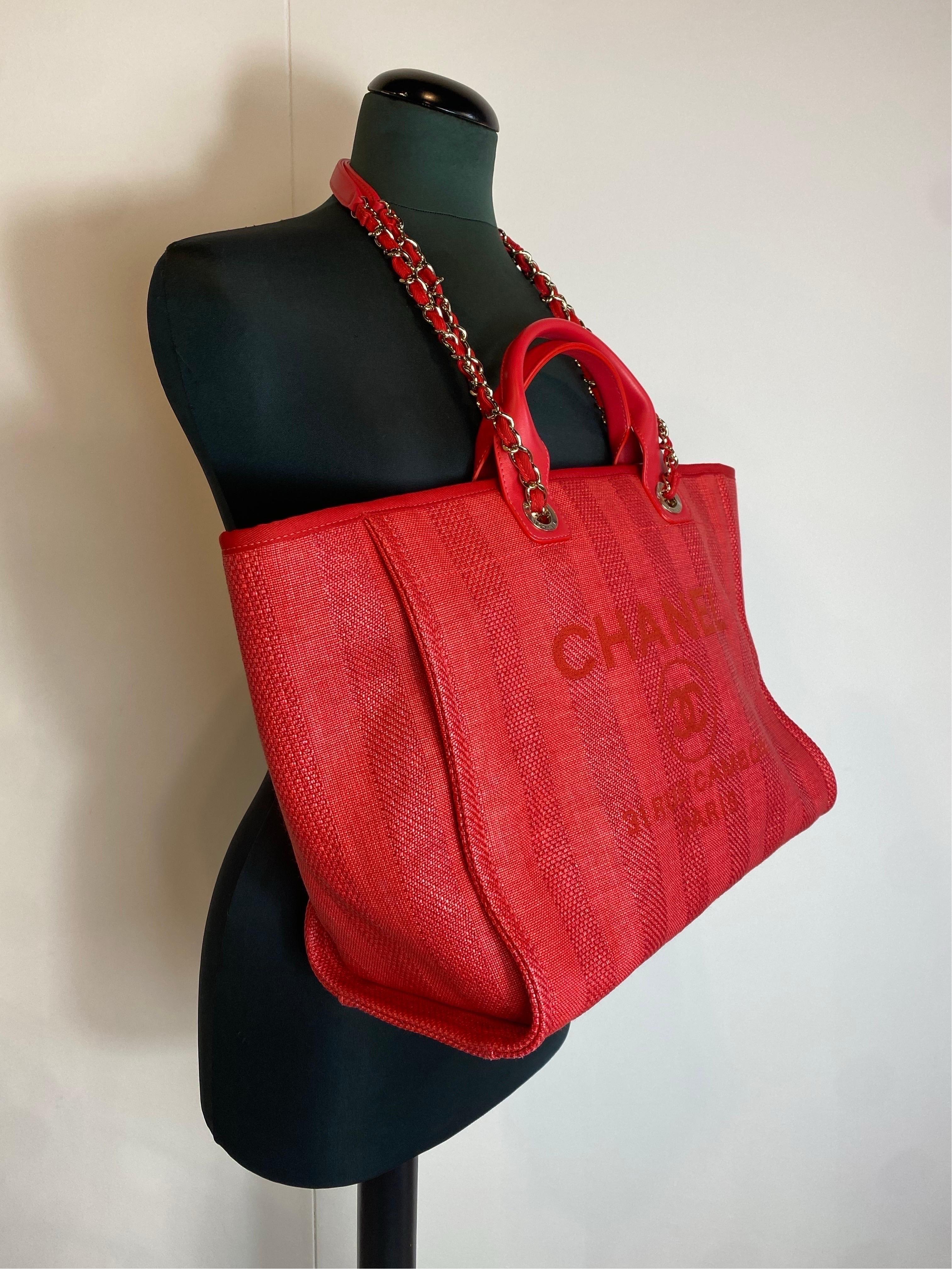 Chanel Deauville red stripes Shoulder Bag In Excellent Condition In Carnate, IT