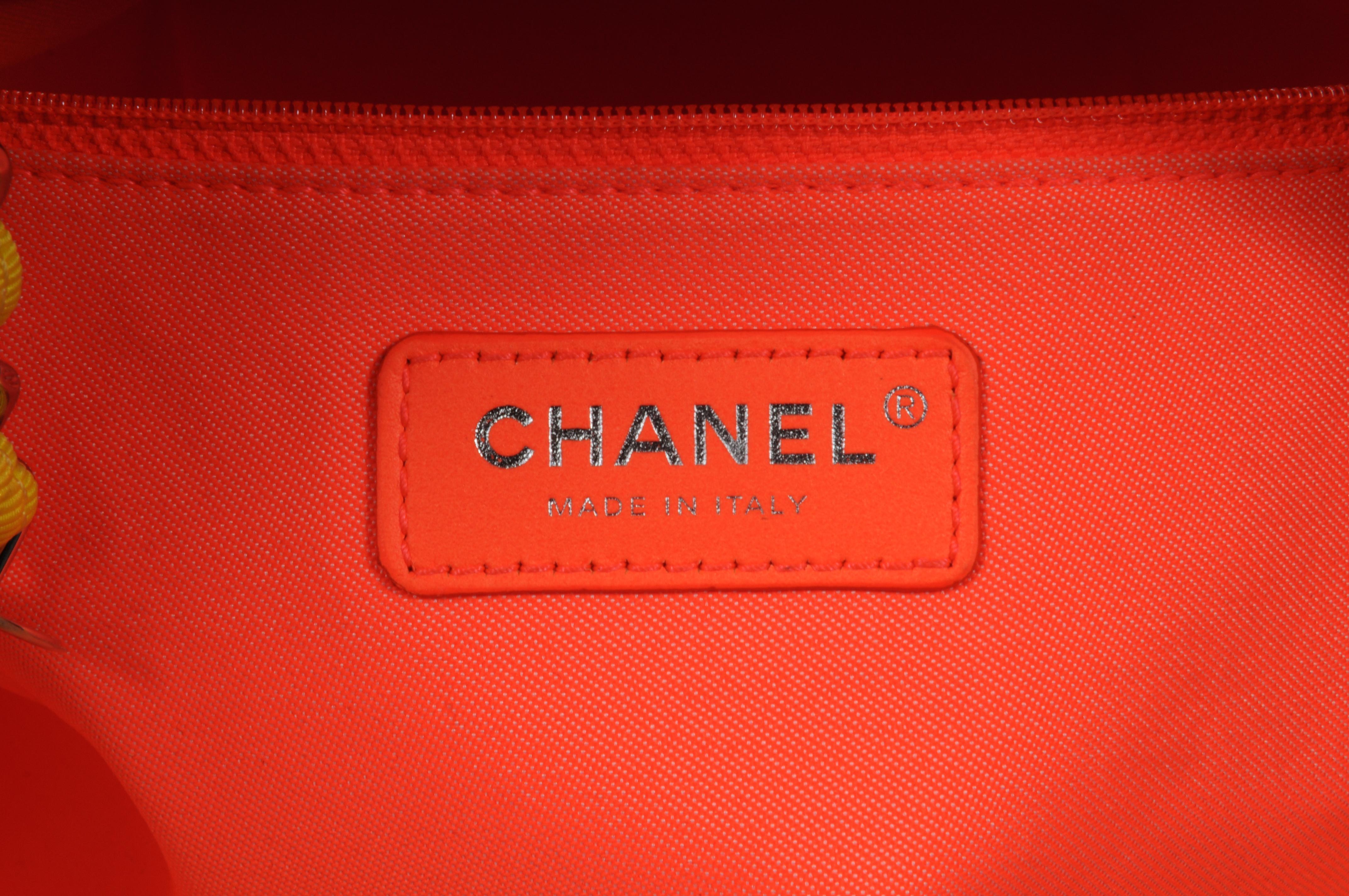 Chanel Deauville Shopper Tote Gelb Klein CC Logo Orange Rosa Gemischte Fasern im Angebot 11