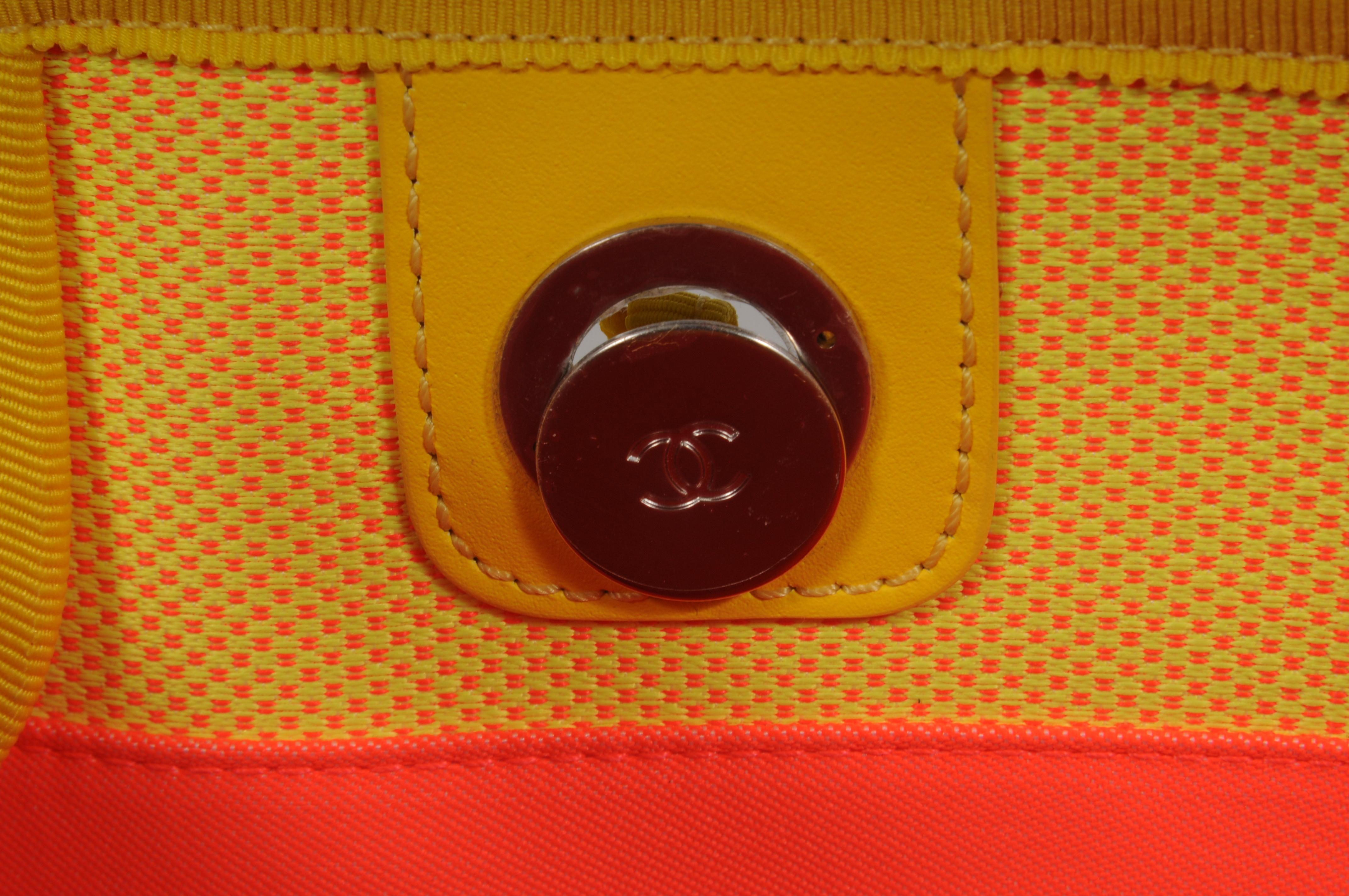 Chanel Deauville Shopper Tote Gelb Klein CC Logo Orange Rosa Gemischte Fasern im Angebot 14