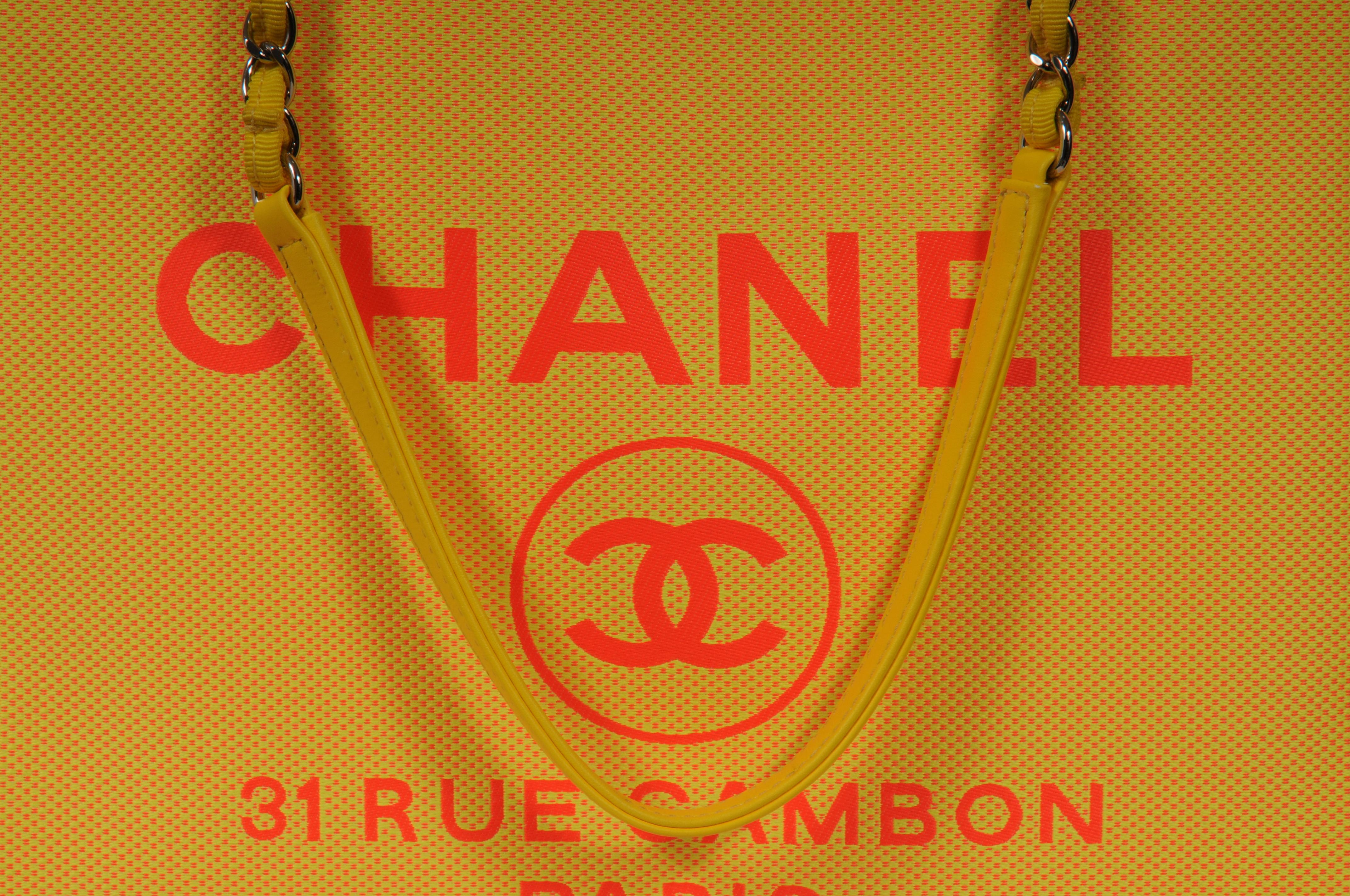 Chanel Deauville Shopper Tote Gelb Klein CC Logo Orange Rosa Gemischte Fasern im Angebot 4
